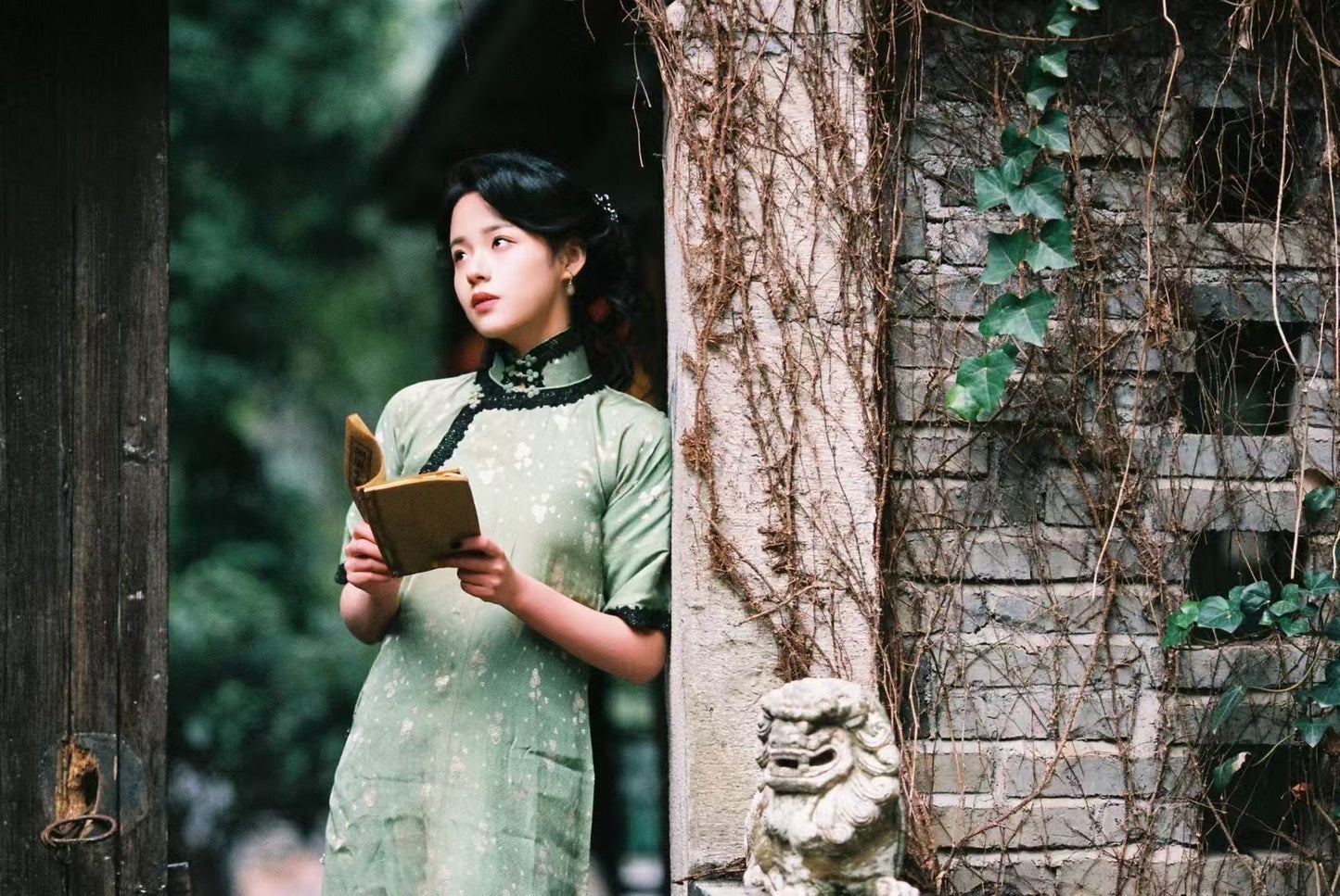 30年代 -新新有限公司典藏版“翠意盈袖”蕾丝滚边印花真丝乔其纱日常款旗袍 / 1930s - The "Emerald Charm Sleeves" Collection: A Genuine Silk Crêpe de Chine Qipao with Lace Trims and Printed Pattern, Produced by Sincere Company (New Era Department Store)