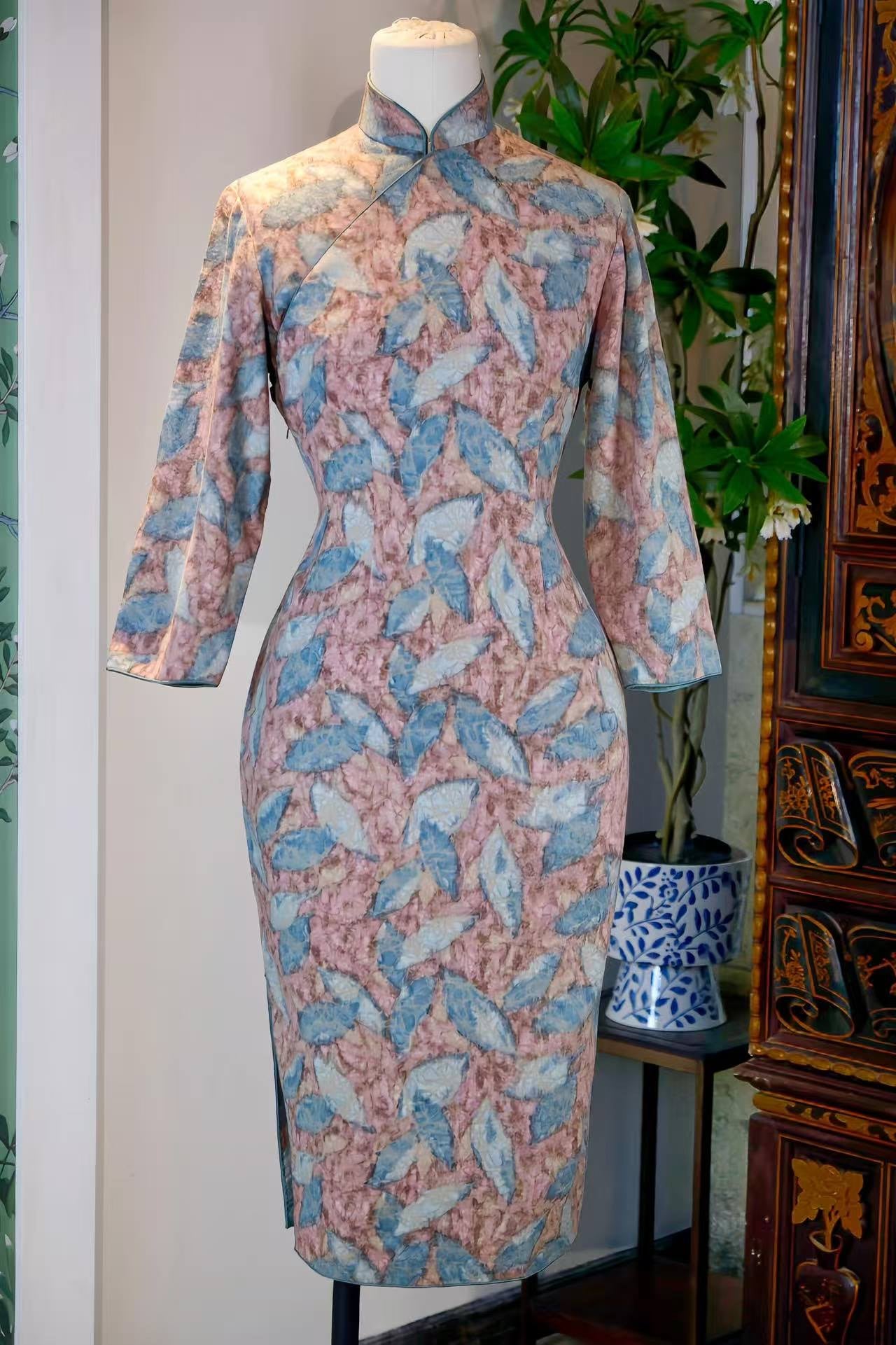 60年代 - 几何逸笔·六十年代香港精纺羊毛抽象叶片线香绲古董旗袍 | 1960s - Geometric Freehand: A 1960s Hong Kong Vintage Cheongsam in Fine Wool with Abstract Leaf Motif and Incense Stick Piping