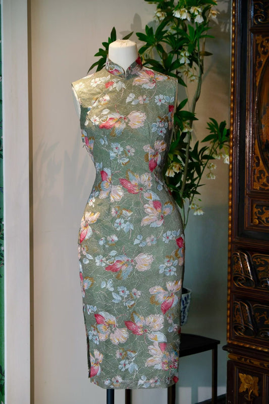 60年代 - 碧纱银叶映香江：六十年代香港织银旗袍的艺术与风华 | 1960s - Silver Filigree on Emerald Gauze: The Art and Glamour of a 1960s Hong Kong Silver-Woven Qipao