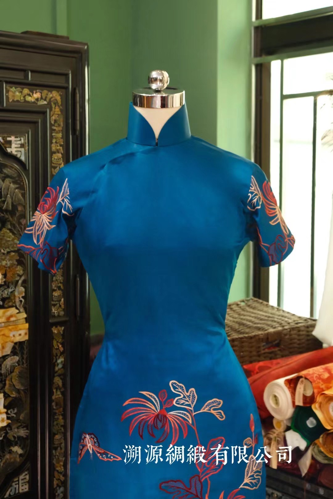 50年代 -【天青蝶舞 • 宝蓝色清代京绣丝光绸缎撞色菊花刺绣短袖旗袍】|  1950s - Sky Blue Butterfly Dance • Royal Blue Qing Dynasty Beijing Embroidery Silk Satin Brocade Contrast Color Chrysanthemum Embroidered Short Sleeve Cheongsam