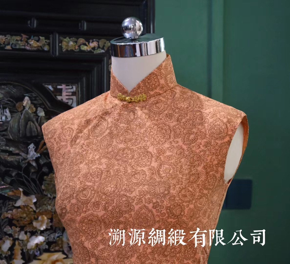 60年代 - 沪港流韵 · 锦年如梦：五六十年代典雅 · 蜜杏色织金宝相花纹修身无袖旗袍 | 1960s - The Shanghai-Hong Kong Charm · Dream of Brocade Years: 1950s-1960s Classic Elegance · Honey-Apricot Gold-Woven Jewel-Flower Pattern Slim Sleeveless Qipao