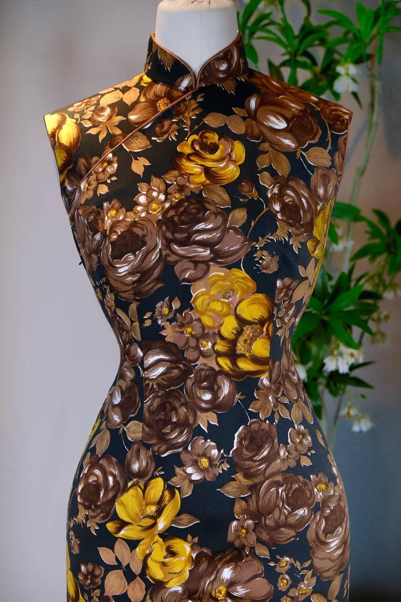 60年代 - 无袖线香绲油画印花古董香港旗袍：当油画花卉邂逅香港旧梦 | 1960s - Oil Paint Blossoms Meet Hong Kong's Old Dreams: A Vintage Hong Kong Sleeveless Cheongsam with Oil-Paint Print and Fine Piping