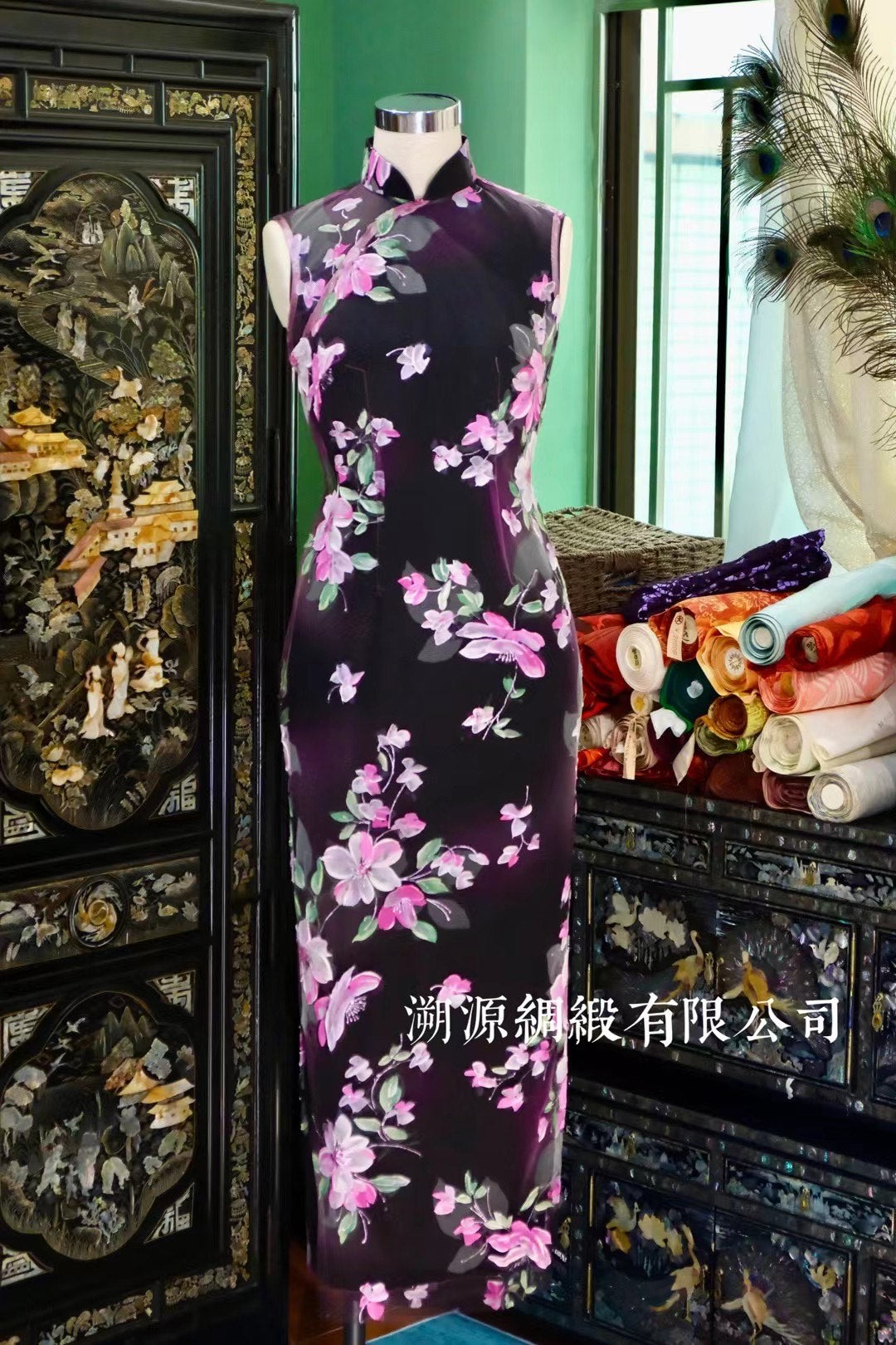 客定结缘 - Ruffo Coli 高定手工彩绘欧根纱薄纱无袖旗袍：《暗夜繁星·樱华蝶舞》| Customized Design -  Ruffo Coli Hand-Painted Haute Couture Organza Qipao: “Night Bloom Starfall – The Cherry Blossom Butterfly Dance”