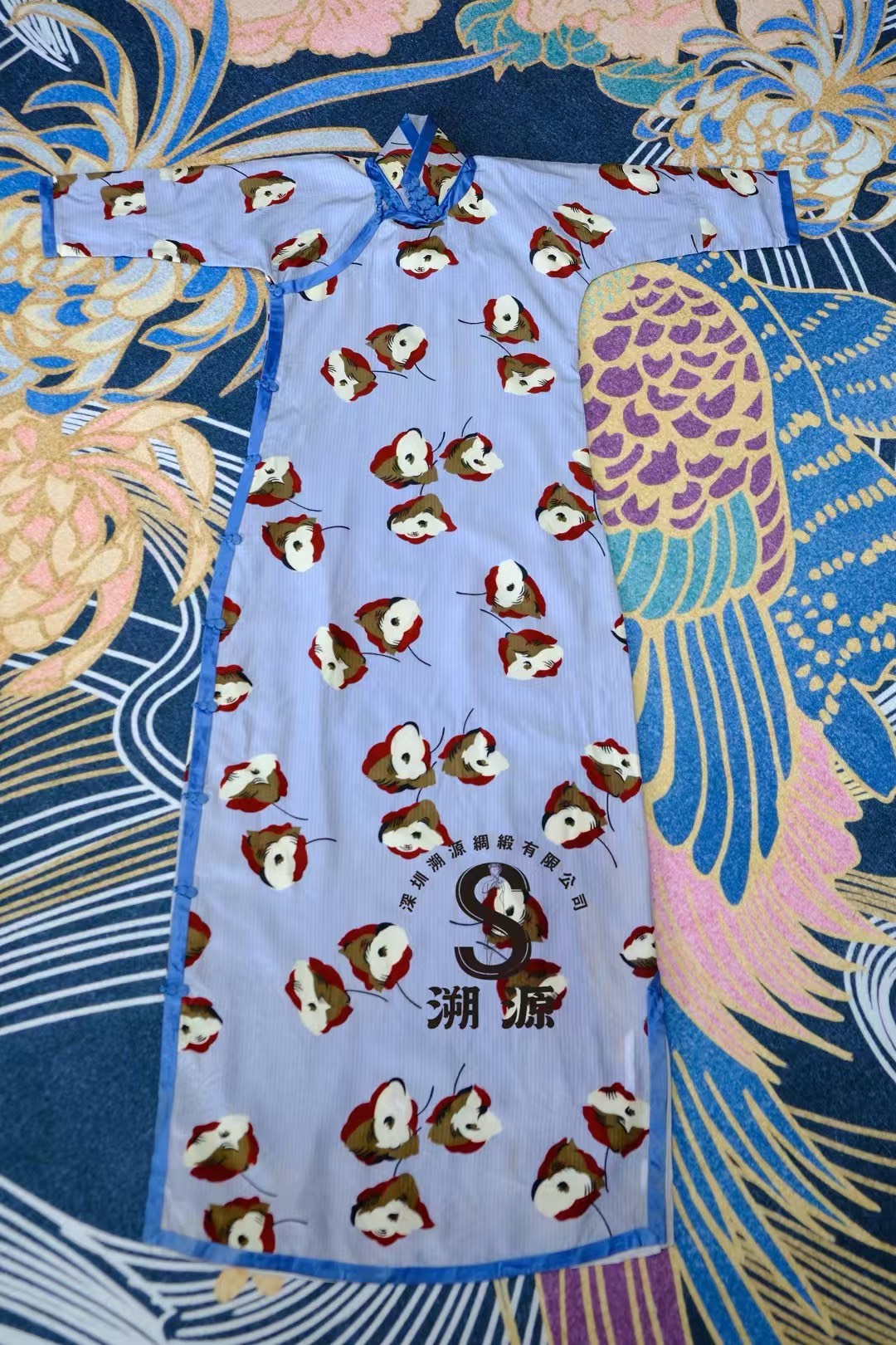 30年代 - 民国闲趣 · 浅蓝细纹抽象花卉旗袍： 撞色摩登，蓝丝绒巧扣 | 1930s - Republican Era Leisure · Light Blue Pinstripe Cheongsam with Abstract Contrast Florals: Modernist Color Blocking, Blue Velvet Accents