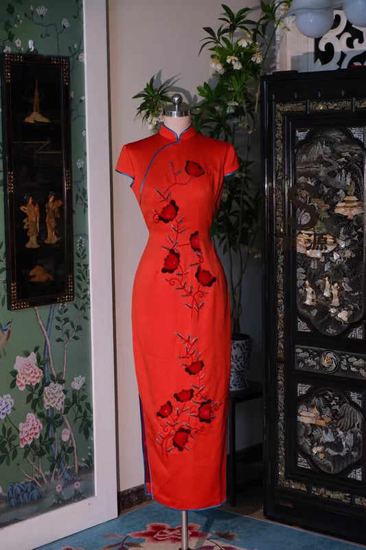 客订结缘 -《朱华曳影·碧缘凝香：刺绣花藤修身橘红缎面旗袍》| Customized Design - "Vermillion Splendor, Azure Edge: Embroidered Floral Vine Slim-Fit Cheongsam in Mandarin Orange Silk Satin"