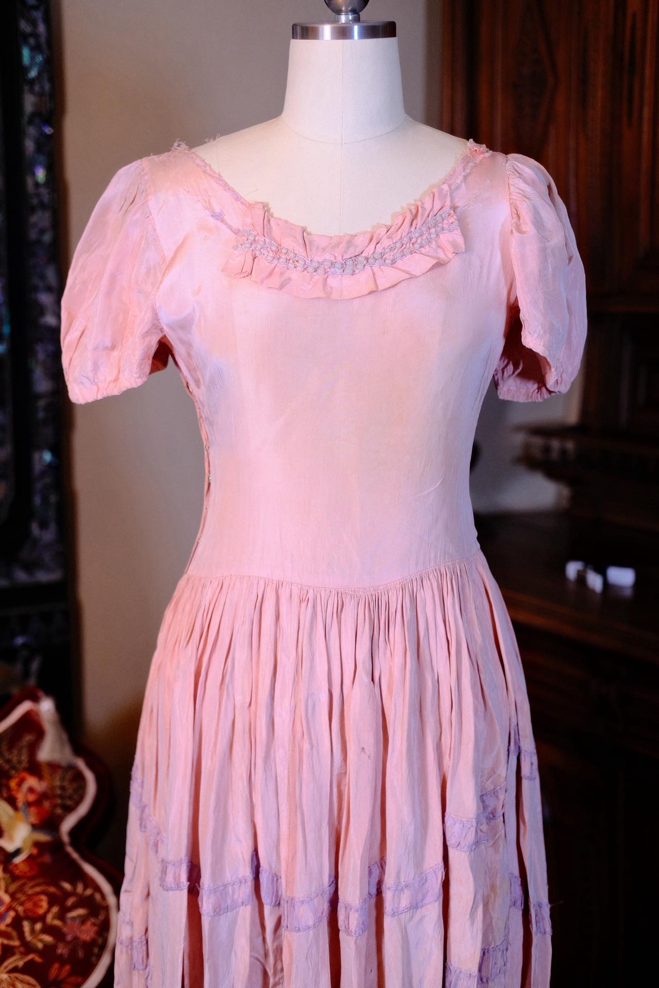 花间晨露：民国廿年浅粉双宫真丝刺绣晨袍 | Morning Dew Among Flowers: A Republic of China Year 20 (1930s) Pale Pink Shantung Silk Embroidered Morning Gown