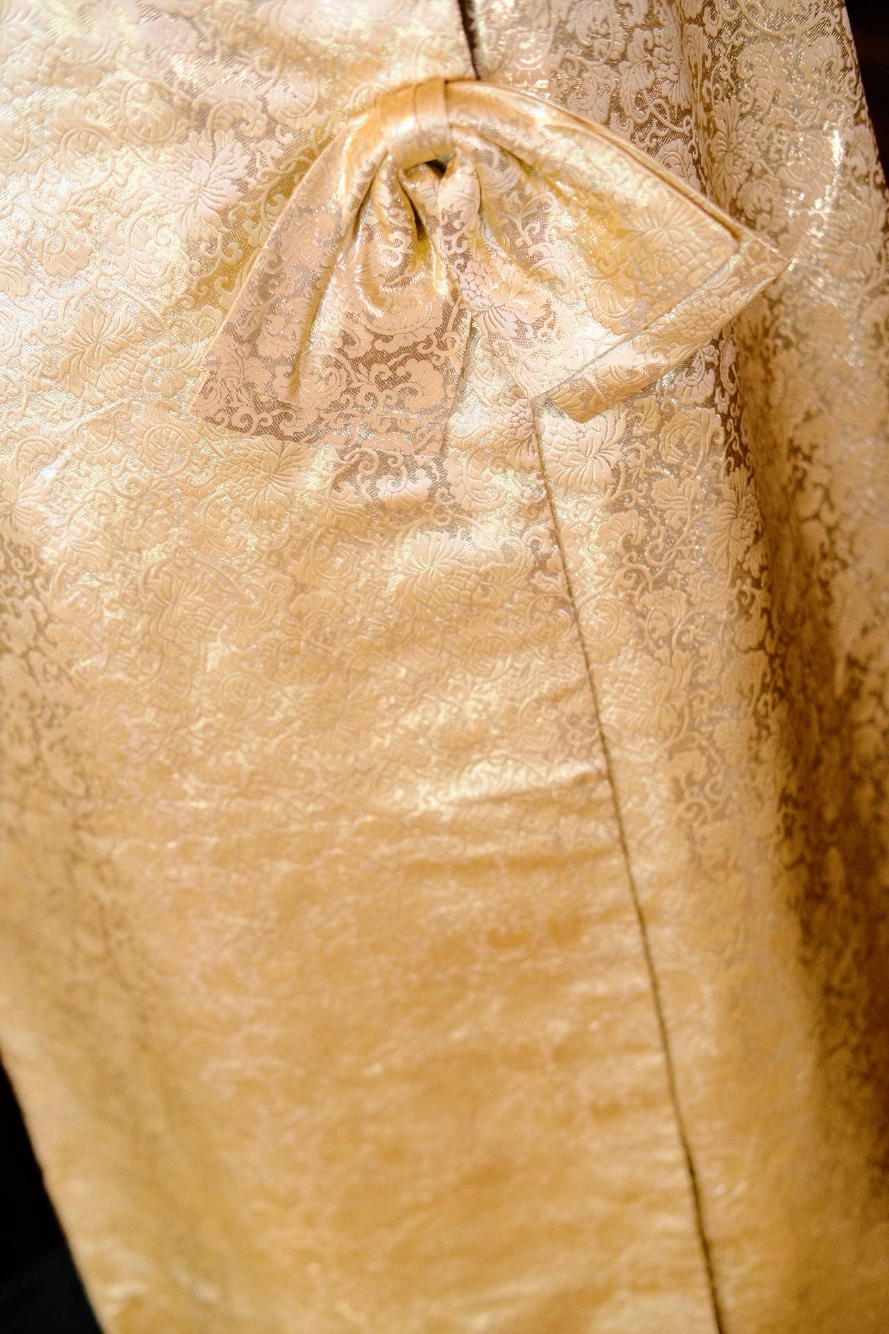 六十年代意大利织金提花三件套：Woo女士的黄金时代华章 | 1960s Italian Gold-Weft Jacquard Three-Piece Set: Ms. Woo’s Anthem of the Gilded Era