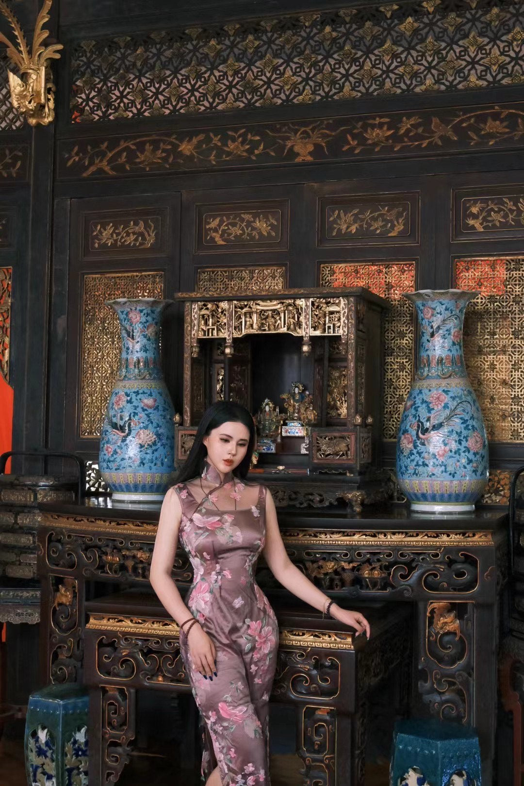 客定结缘 - Ruffo Coli 高定手工彩绘双层欧根纱无袖旗袍：《紫鸢花之恋》| Customized Design - Ruffo Coli Hand-Painted Haute Couture Double-Layer Organza Qipao: “Violet Iris Romance”