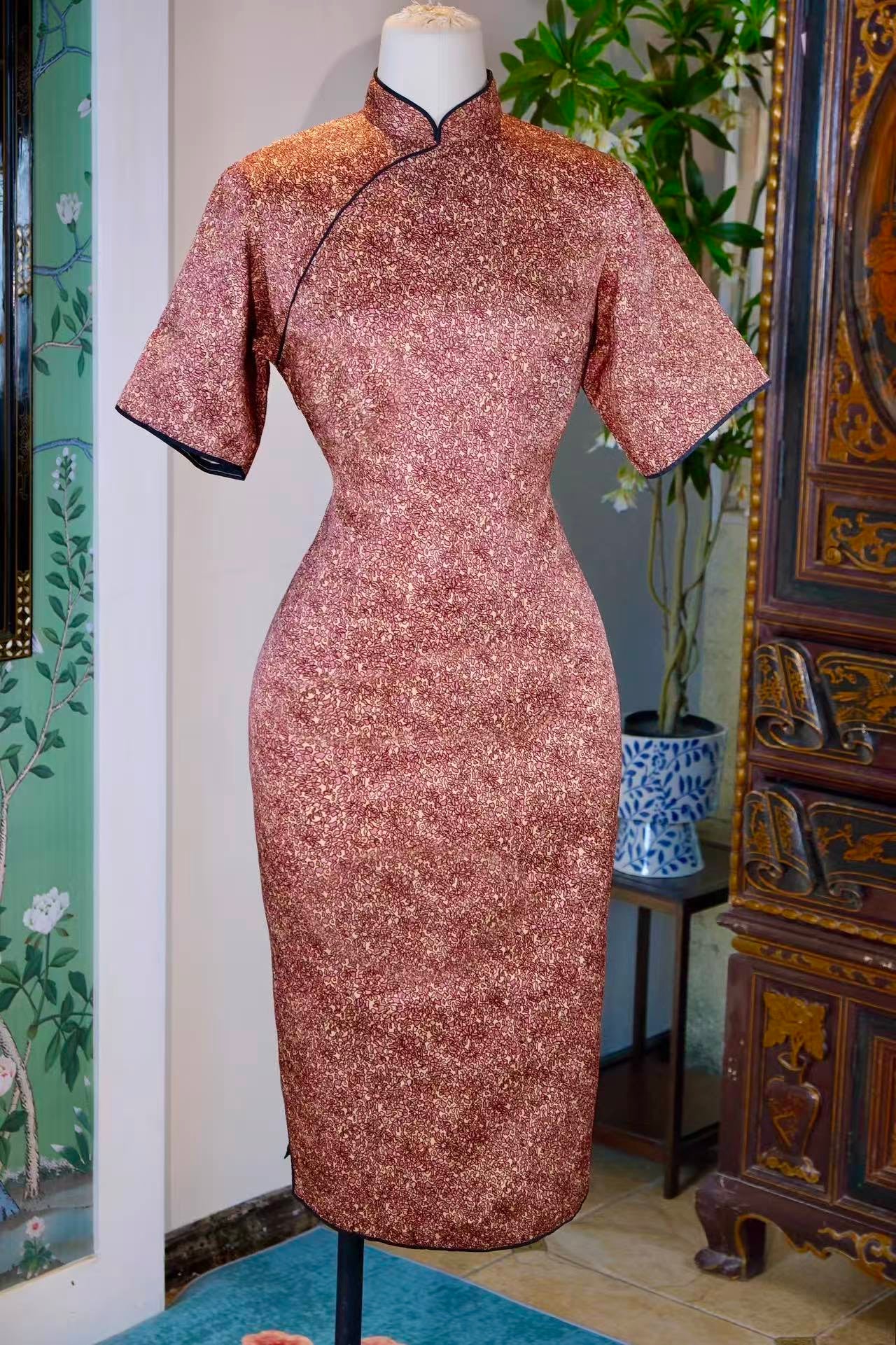 50年代 - 岁月馨香：五十年代台湾印花缎旗袍 | 1950s - Fragrance of Time: 1950s Taiwanese Printed Satin Qipao