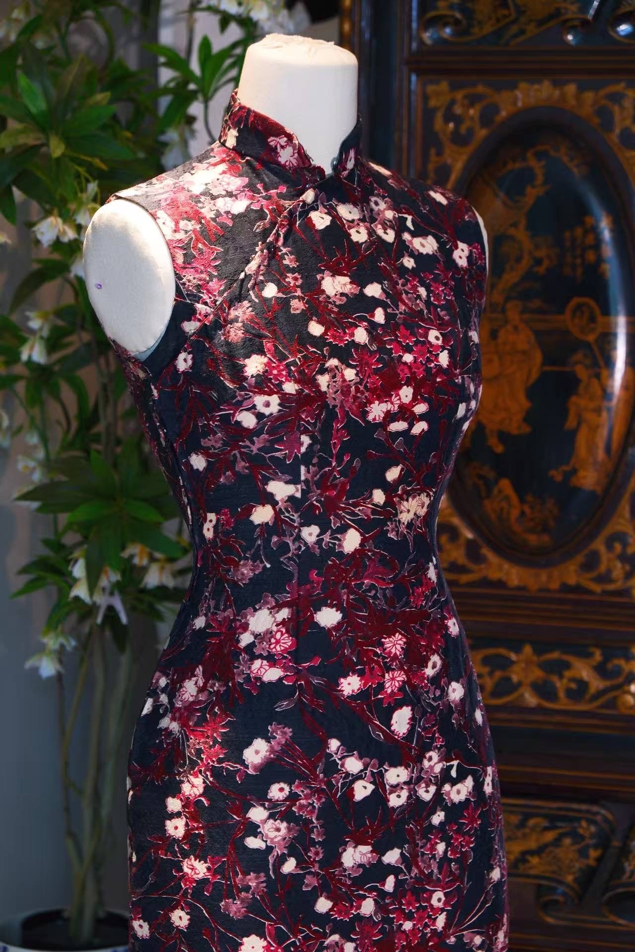 60年代 - 香港产羊毛混纺浮雕提花梅花古董旗袍 | 1960s - An Antique Hong Kong 1960s Wool-Blend Cheongsam Featuring Raised Plum Blossom Jacquard