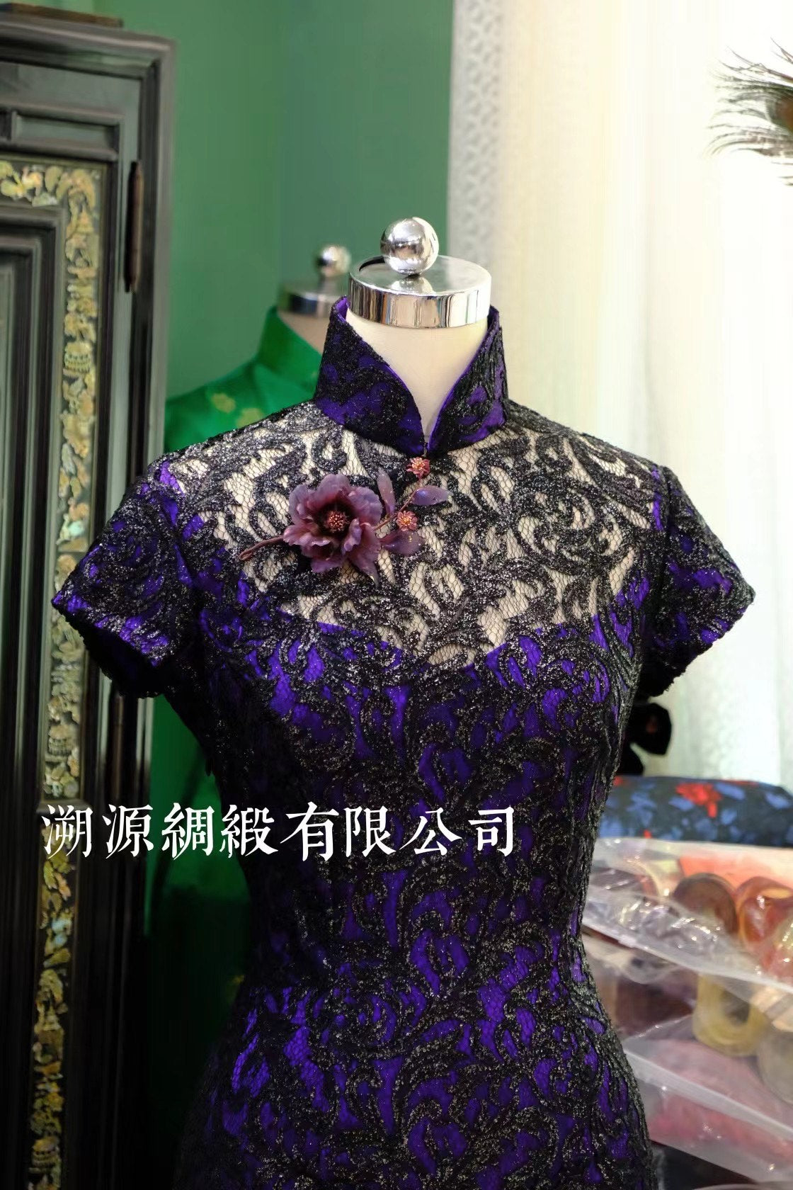 客定结缘 - 紫气东来：魅惑黑蕾丝港工旗袍 | Customized Design - Imperial Presence: Seductive Black Lace Hong Kong Qipao