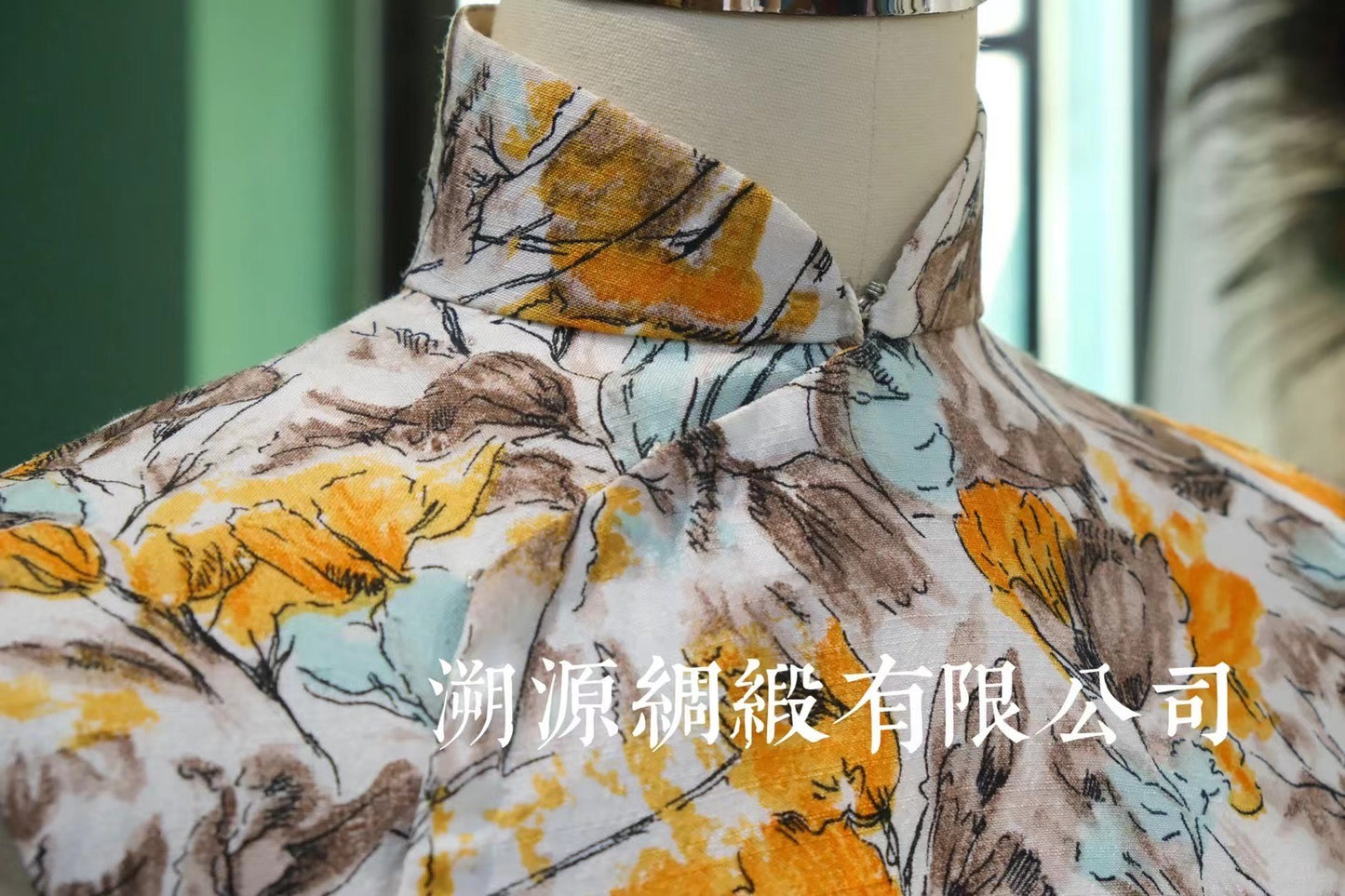 60年代 -【秋橘浮光 • 白底手绘感橘黄花卉印花无袖修身短款古董旗袍】| 1960s - “Tangerine Bloom” - Sleeveless Antique Qipao in White with Hand-Painted Style Yellow-Orange Floral Print.