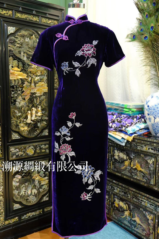 70年代 - 港风深紫色天鹅绒波浪琵琶襟手工盘扣烫金花卉古董旗袍：【紫夜幽兰】| 1970s - Hong Kong Style Dark Purple Velvet Wavy Pipa Placket Hand-Knot Button Gold-Foil Floral Antique Qipao: "Midnight Orchid"