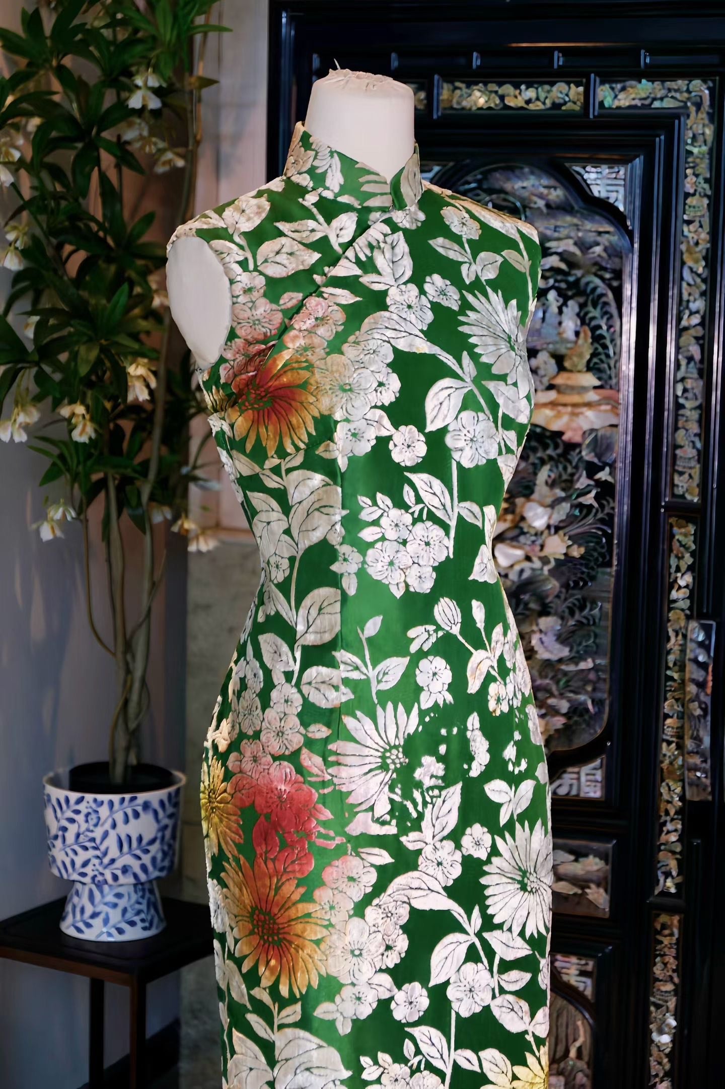 60年代 - 碧潭流光・银白菊花烧花丝绒晕染・《赎罪》美学古董港式旗袍 / 1960s - Jade Pond Shimmer: Silver Chrysanthemum Burnout Velvet Ombré Vintage Hong Kong Qipao