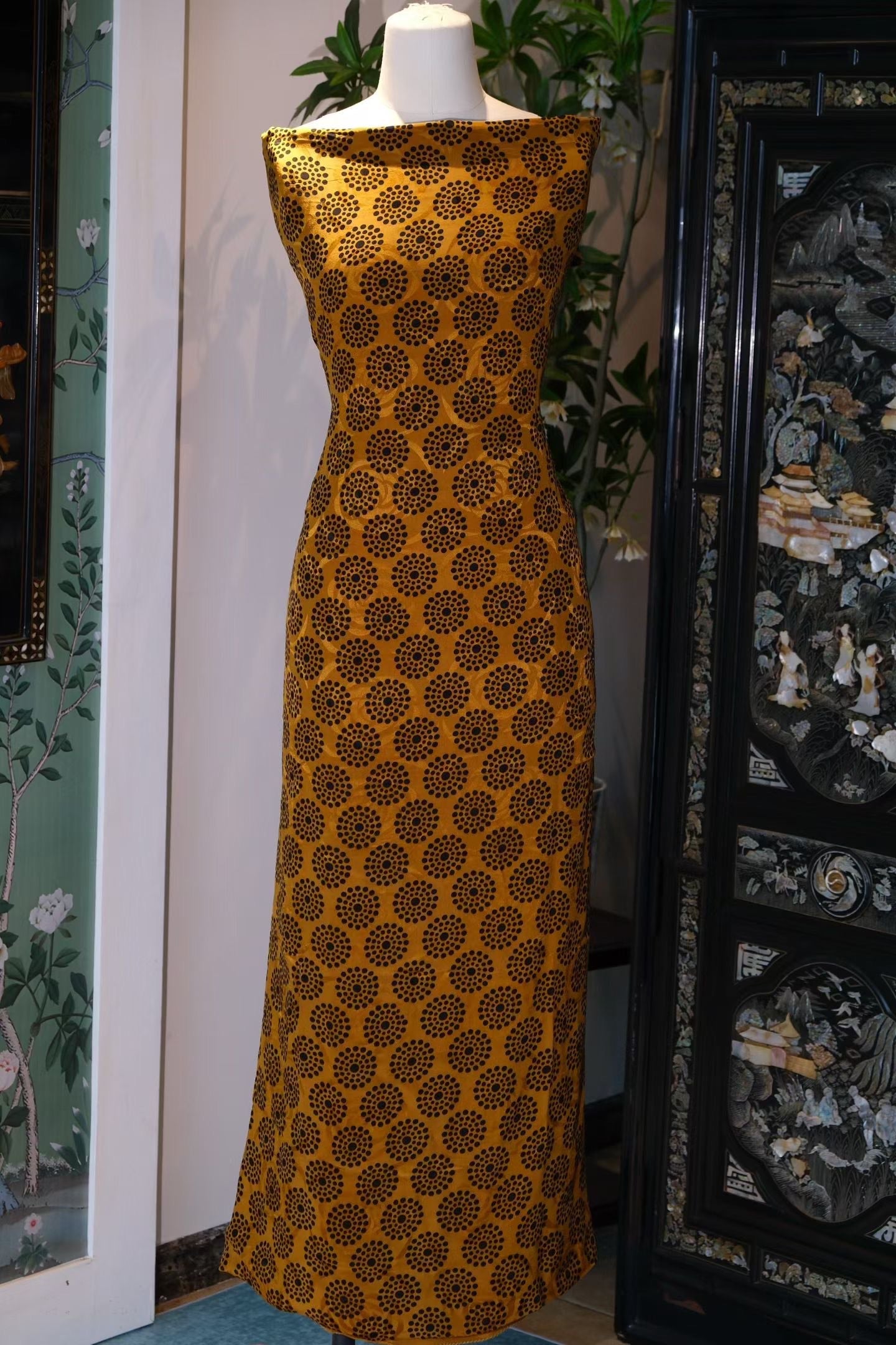 布料名 - 圆月流金锦 / Fabric Name - Full Moon Flowing Gold Brocade