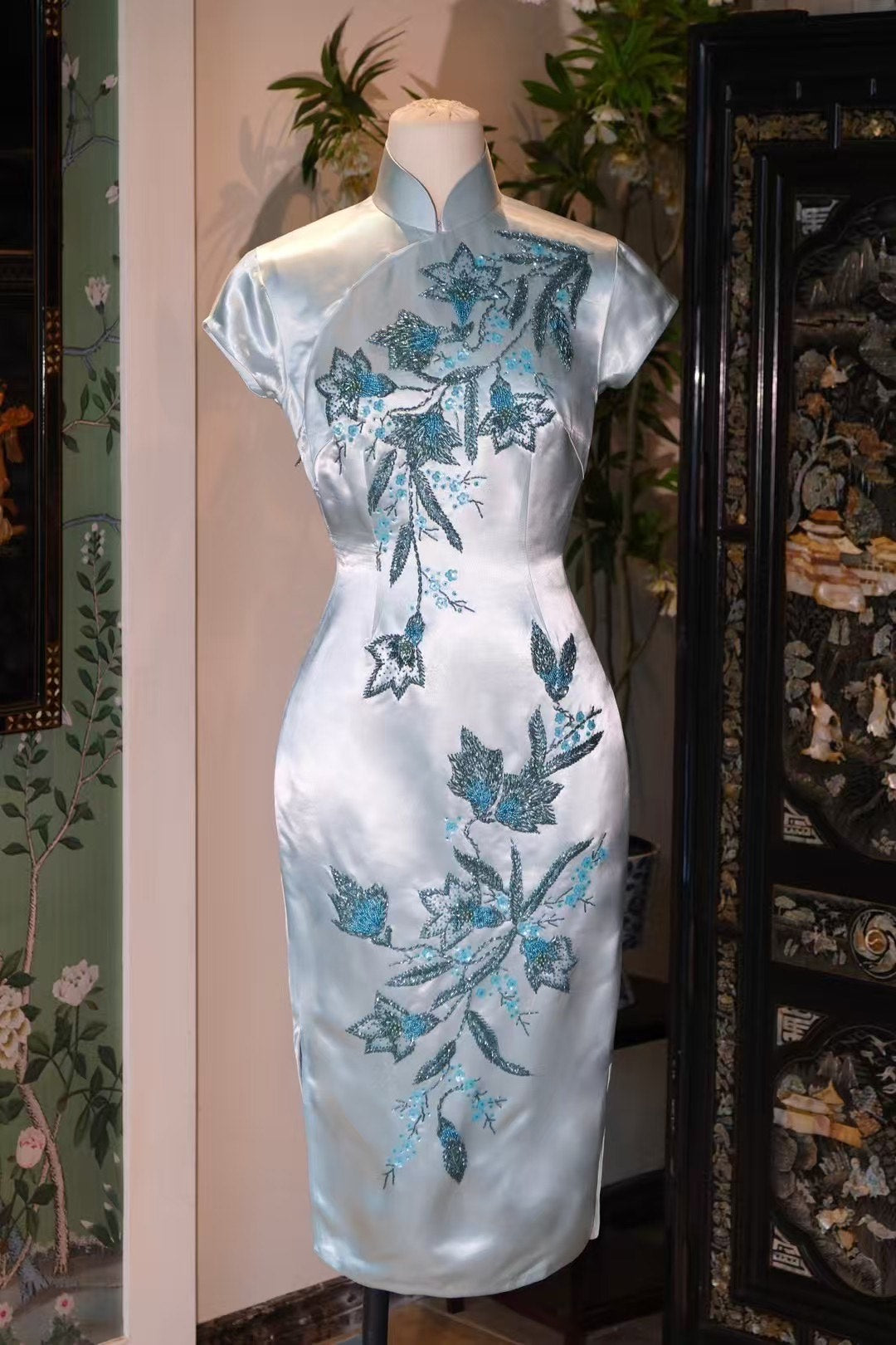 客订结缘 -《冰湖星辰 · 珠光宝气》—— 极致清冷高级，古董料钉珠冰萃蓝名媛礼服旗袍 | Customized Design - "Glacial Lake Stars · Jeweled Luminance" — The Exquisitely Cool, Beaded Ice-Blue Couture Socialite Qipao