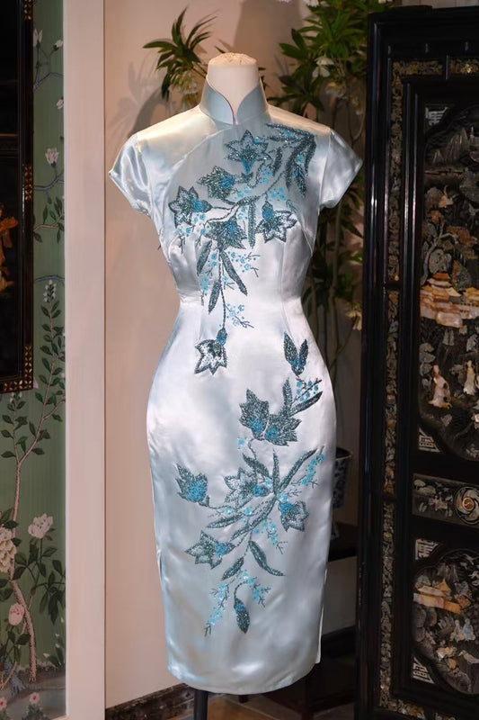 客订结缘 -《冰湖星辰 · 珠光宝气》—— 极致清冷高级，古董料钉珠冰萃蓝名媛礼服旗袍 | Customized Design - "Glacial Lake Stars · Jeweled Luminance" — The Exquisitely Cool, Beaded Ice-Blue Couture Socialite Qipao