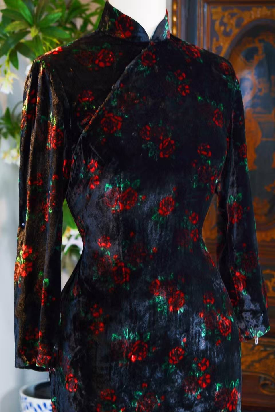 60年代 - 香港产黑天鹅绒古董玫瑰旗袍：织就时光的摩登诗学 | 1960s - Modern Poetics Woven in Time: A Vintage Hong Kong Black Velvet Rose Cheongsam