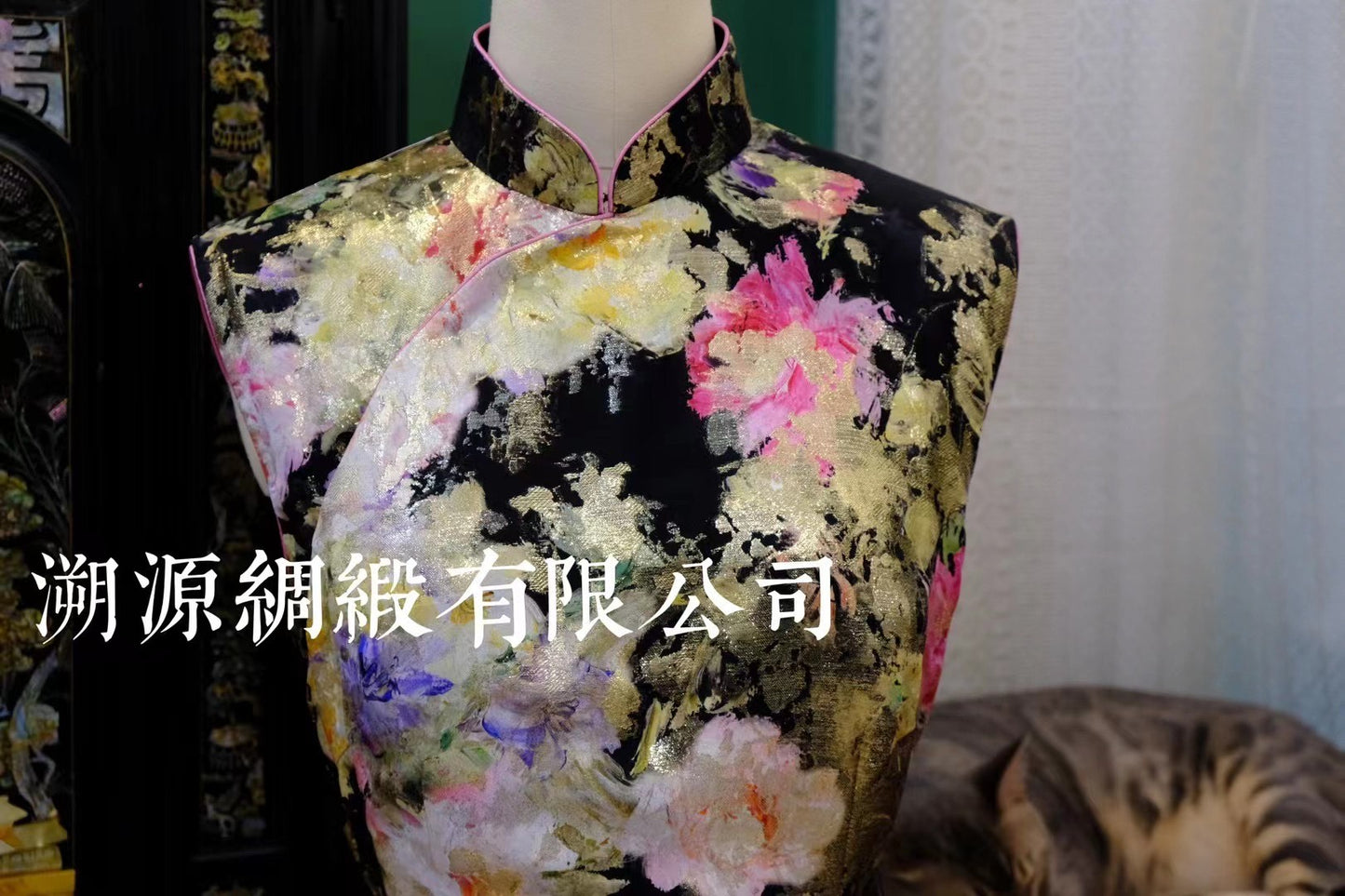 客定结缘 - 暗夜鎏金 · 卡拉瓦乔：Ruffo Coli织金真丝旗袍 | Customized Design - Gilded Midnight · Caravaggio: Ruffo Coli Woven Gold Silk Qipao