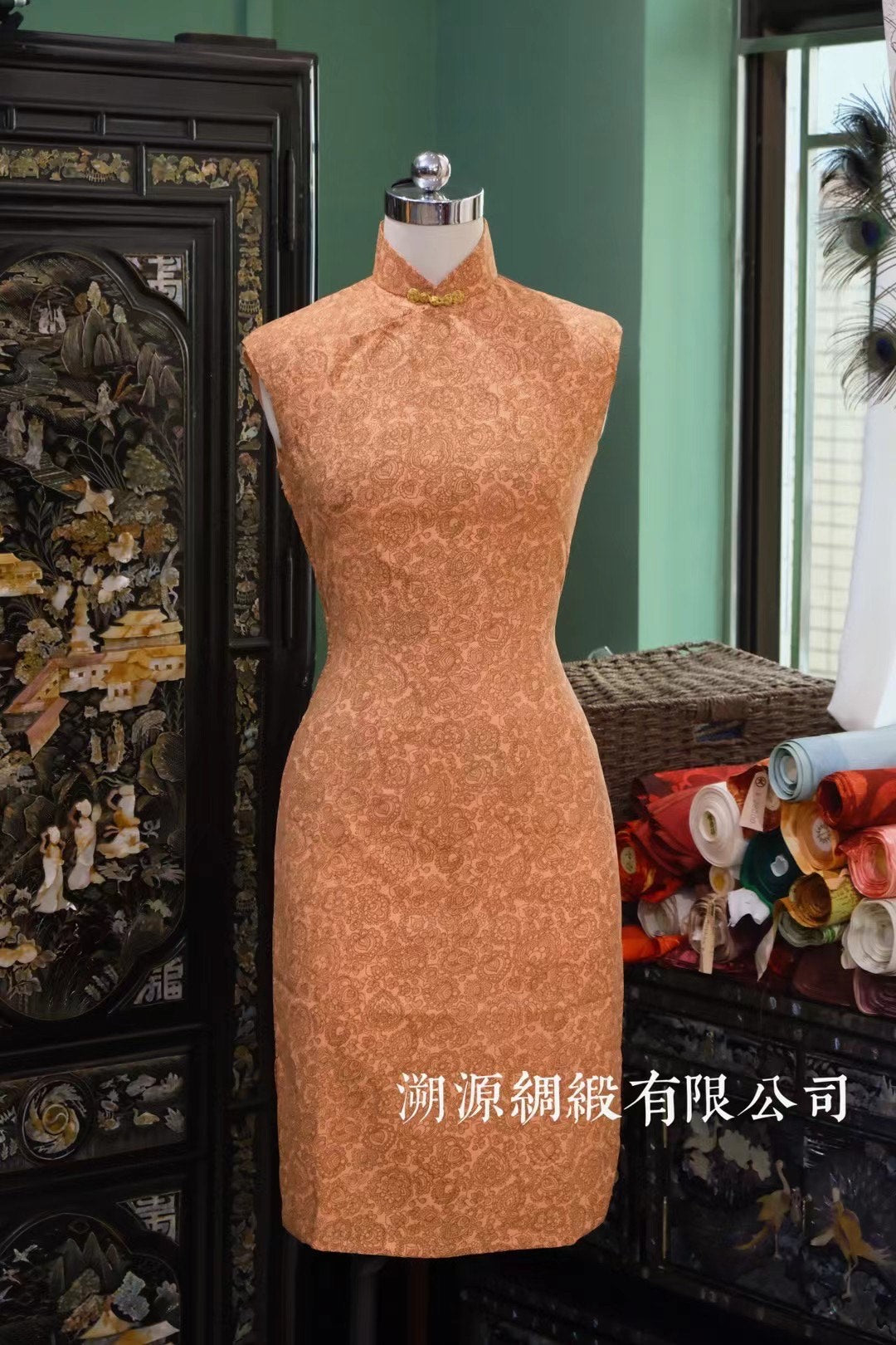 60年代 - 沪港流韵 · 锦年如梦：五六十年代典雅 · 蜜杏色织金宝相花纹修身无袖旗袍 | 1960s - The Shanghai-Hong Kong Charm · Dream of Brocade Years: 1950s-1960s Classic Elegance · Honey-Apricot Gold-Woven Jewel-Flower Pattern Slim Sleeveless Qipao