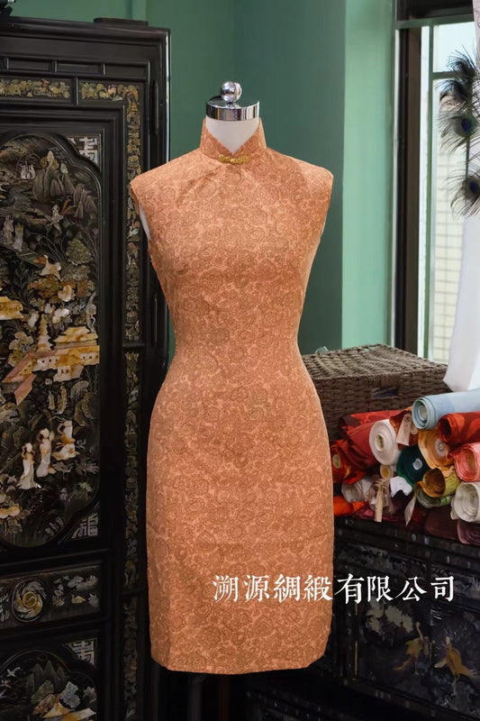 60年代 - 沪港流韵 · 锦年如梦：五六十年代典雅 · 蜜杏色织金宝相花纹修身无袖旗袍 | 1960s - The Shanghai-Hong Kong Charm · Dream of Brocade Years: 1950s-1960s Classic Elegance · Honey-Apricot Gold-Woven Jewel-Flower Pattern Slim Sleeveless Qipao