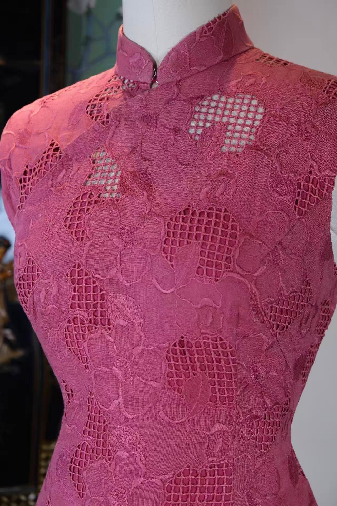 60年代 - 蕾丝锁边春色：六十年代港产古董旗袍的织绣美学 | 1960s - Lace-Hemmed Springtime: The Weaving Aesthetics of 1960s Hong Kong Antique Qipao