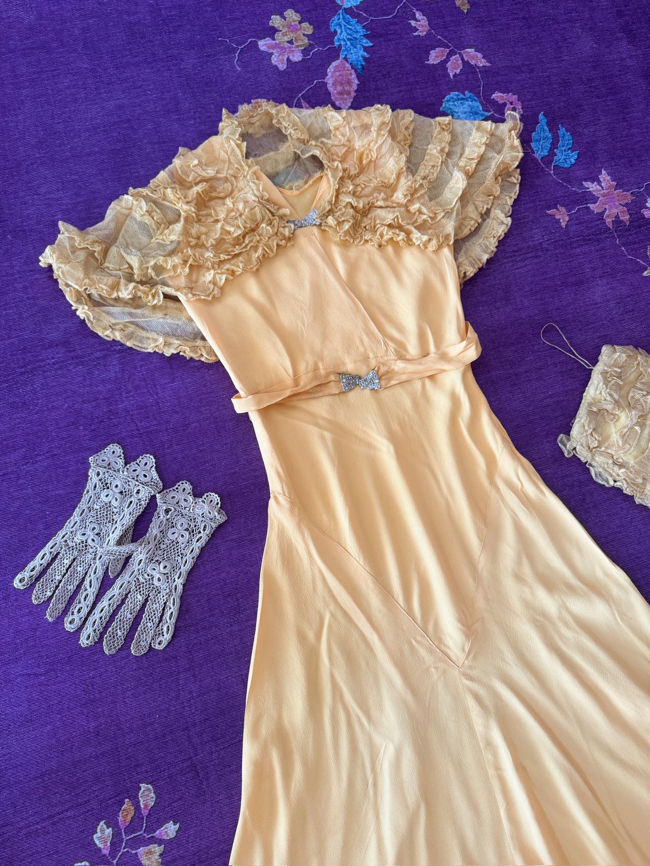云肩流金：民国三十年Art Deco真丝礼服与“海派旧梦” | Gilded Cloud Shoulder: A Republic of China Year 30 (1940s) Art Deco Silk Gown and "Shanghai-Style Old Dreams"