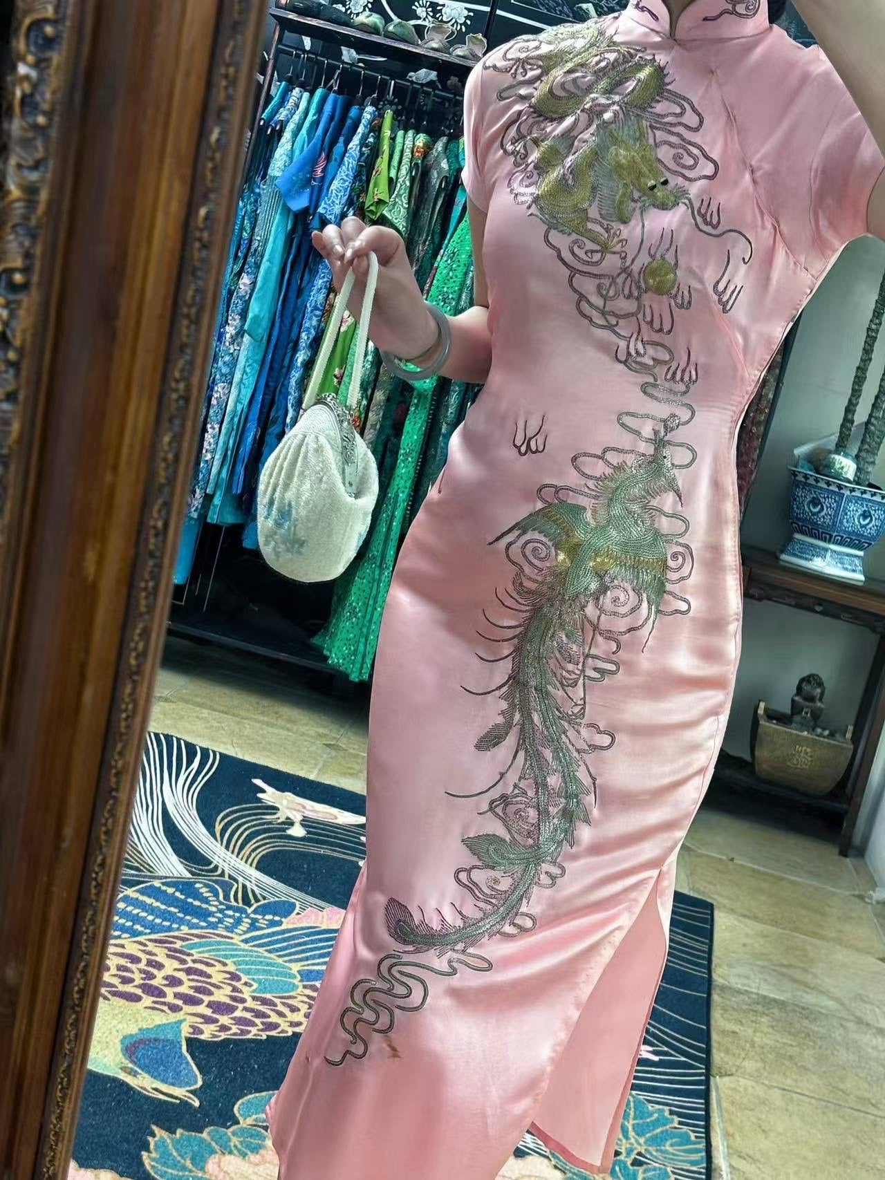 50年代 - 五十年代梅花牌龙凤呈祥旗袍短褂套装：粤绣盘金绣技艺与东方美学的古董遗珍 | 1950s - 1950s "Plum Blossom" Brand Dragon &amp; Phoenix Suit: An Archival Treasure of Yue Embroidery and Oriental Aesthetics