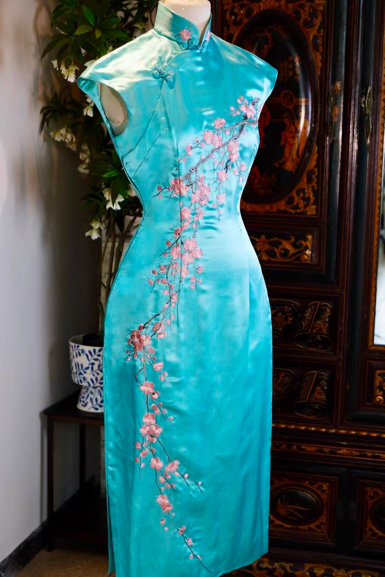 50年代 - 五十年代真丝素缎苏绣香港产古董旗袍 | 1950s - 1950s Hong Kong Antique Silk Satin Qipao with Suzhou Embroidery