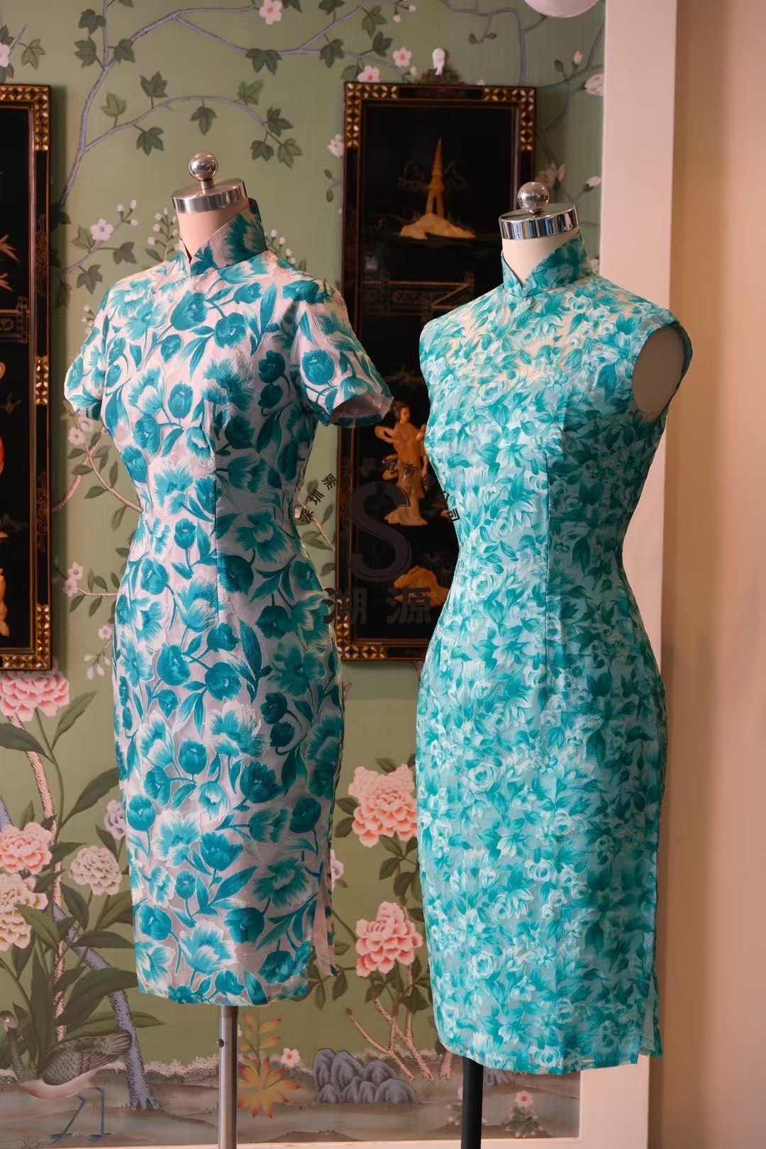 60年代 - 「薄荷海鹽・雙生花」：1960年代風格清涼水藍色調花卉印花短袖及無袖修身旗袍對組 | 1960s - "Mint Sea Salt・Twin Blossoms": 1960s Hong Kong Style Cool Aqua-Toned Floral Print Short-Sleeve and Sleeveless Slim-Fit Qipao Duet