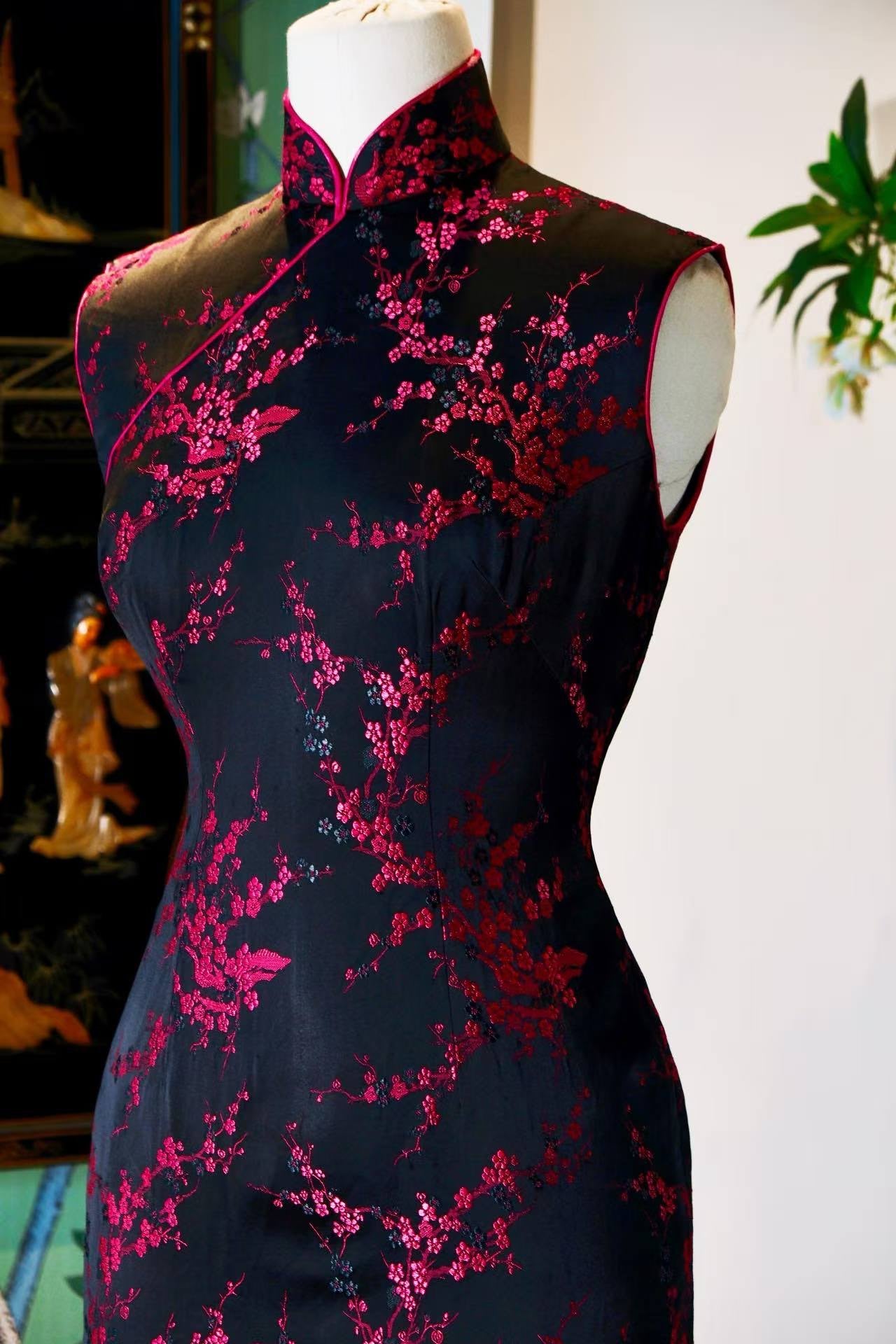 60年代 - 玫红梅花提花织锦缎古董旗袍 | 1960s - A Vintage 1960s Rose-Red Plum Blossom Brocade Jacquard Cheongsam