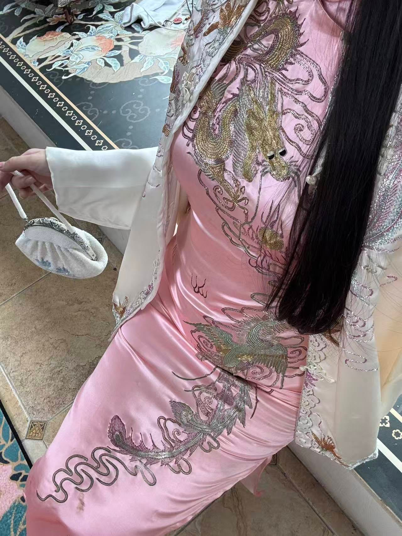 50年代 - 五十年代梅花牌龙凤呈祥旗袍短褂套装：粤绣盘金绣技艺与东方美学的古董遗珍 | 1950s - 1950s "Plum Blossom" Brand Dragon &amp; Phoenix Suit: An Archival Treasure of Yue Embroidery and Oriental Aesthetics