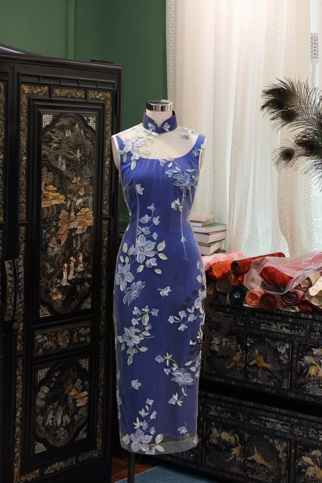 客定结缘 - Ruffo Coli至臻系列：深海幽蓝·手工油画立体花卉双层港式旗袍 | Customized Design - Ruffo Coli Couture Collection: Deep Sea Azure — Hand-Painted 3D Floral Oil-Effect Double-Layer Hong Kong Style Qipao