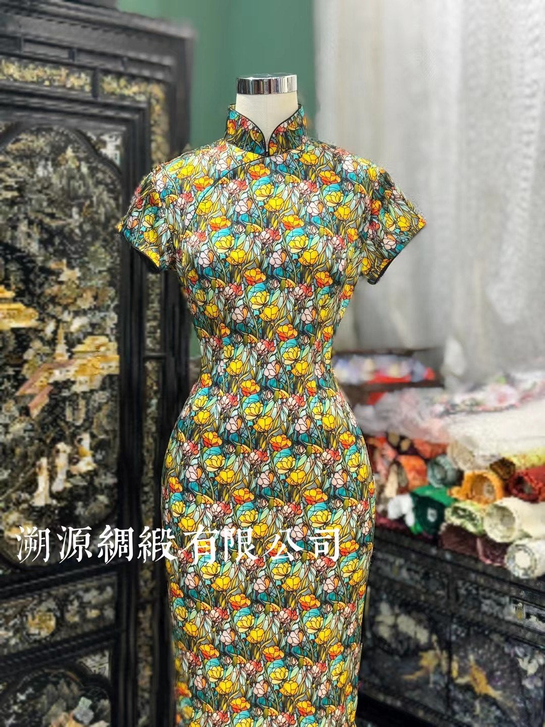 客定结缘 - Art Nouveau风华：彩绘玻璃·黄水仙马赛克印花短袖旗袍 | Customized Design - Art Nouveau Splendor: Stained-Glass Effect Yellow Daffodil Mosaic Print Short-Sleeve Qipao