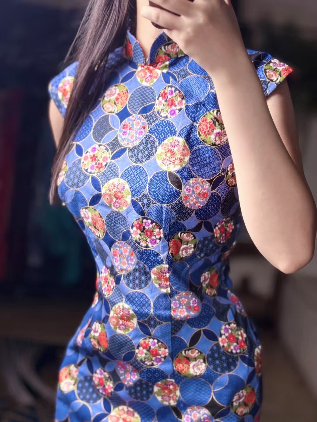 60年代 - 六零年代・和風描金・百花獻瑞・集結傳統紋樣的臺灣古董旗袍 / 1960s - The Sixties Taiwanese Heritage - Gold-Traced Nihonga-Style Qipao with Auspicious Traditional Motifs