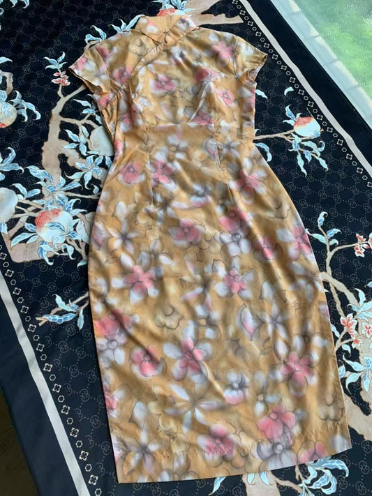 60年代 -《敦煌飞天·淡金水墨花卉短袖旗袍》| 1960s -《Misty Gold Mural·Cap-Sleeve Watercolour Floral Cheongsam》