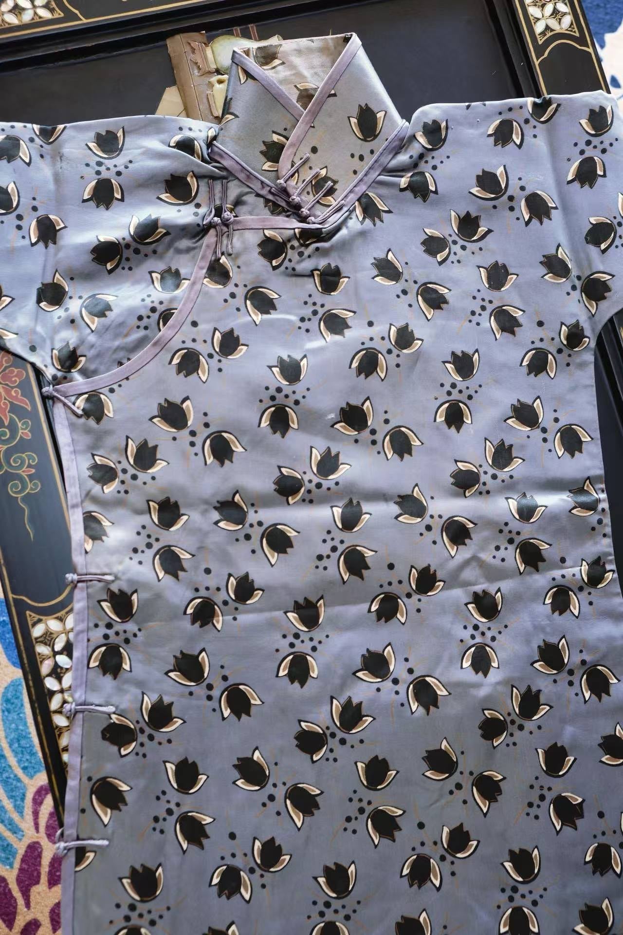 30年代 - 三十年代几何郁金香真丝曳地旗袍 | 1930s - 1930s Geometric Tulip Silk Floor-length Cheongsam: A Monolith of Art Deco and Oriental Poetics