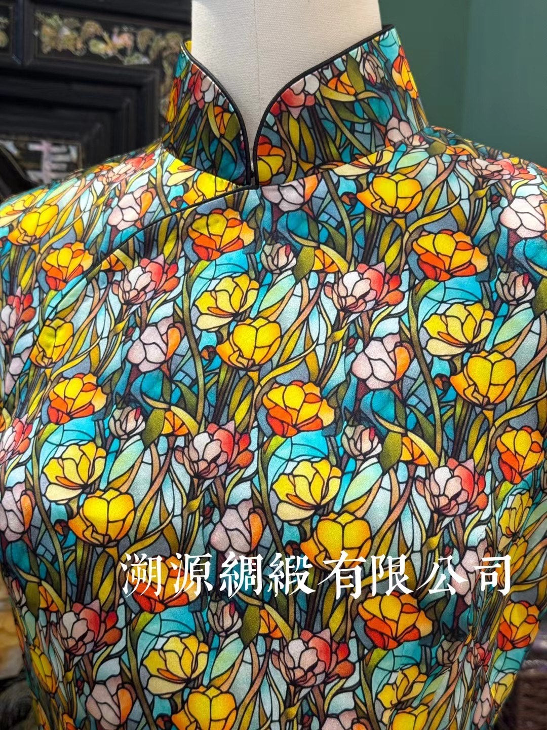 客定结缘 - Art Nouveau风华：彩绘玻璃·黄水仙马赛克印花短袖旗袍 | Customized Design - Art Nouveau Splendor: Stained-Glass Effect Yellow Daffodil Mosaic Print Short-Sleeve Qipao