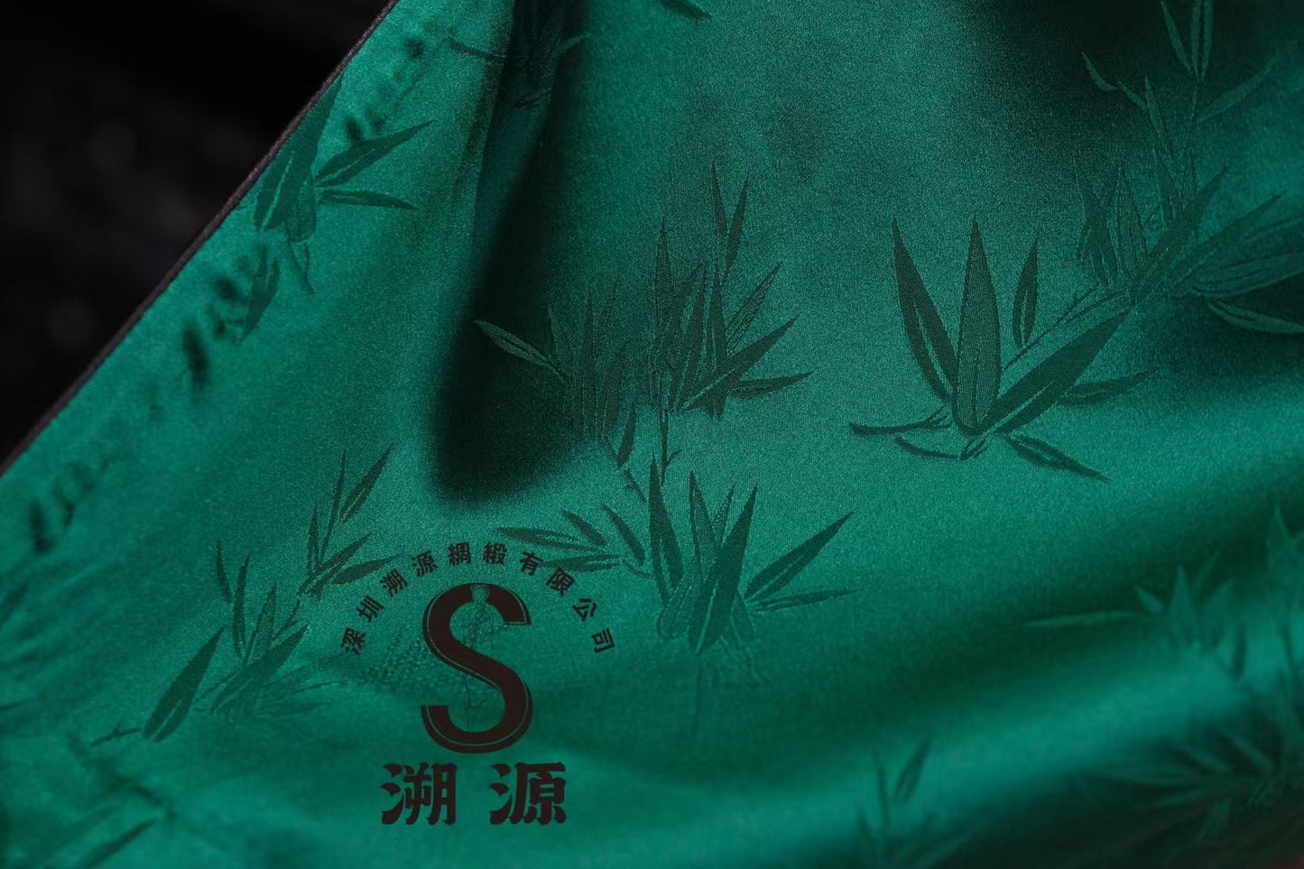 客定结缘 - 翠竹清影：祖母绿暗纹竹叶丝缎无袖旗袍 |  A Luxurious Emerald Green Silk-Satin Sleeveless Qipao/Cheongsam with Tone-on-Tone Bamboo Jacquard