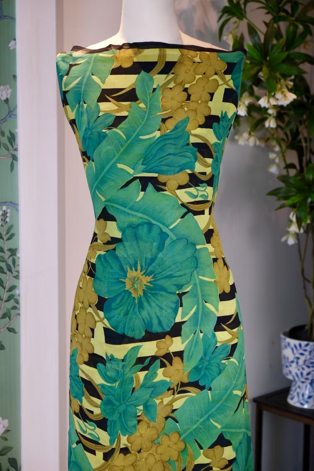 布料名 - 林间幻境：复古黑金条纹与热带碧玺繁花真丝绸缎 | Fabric Name - The Emerald Forest Mirage: Vintage Black & Gold Stripes with Tropical Tourmaline Floral Silk
