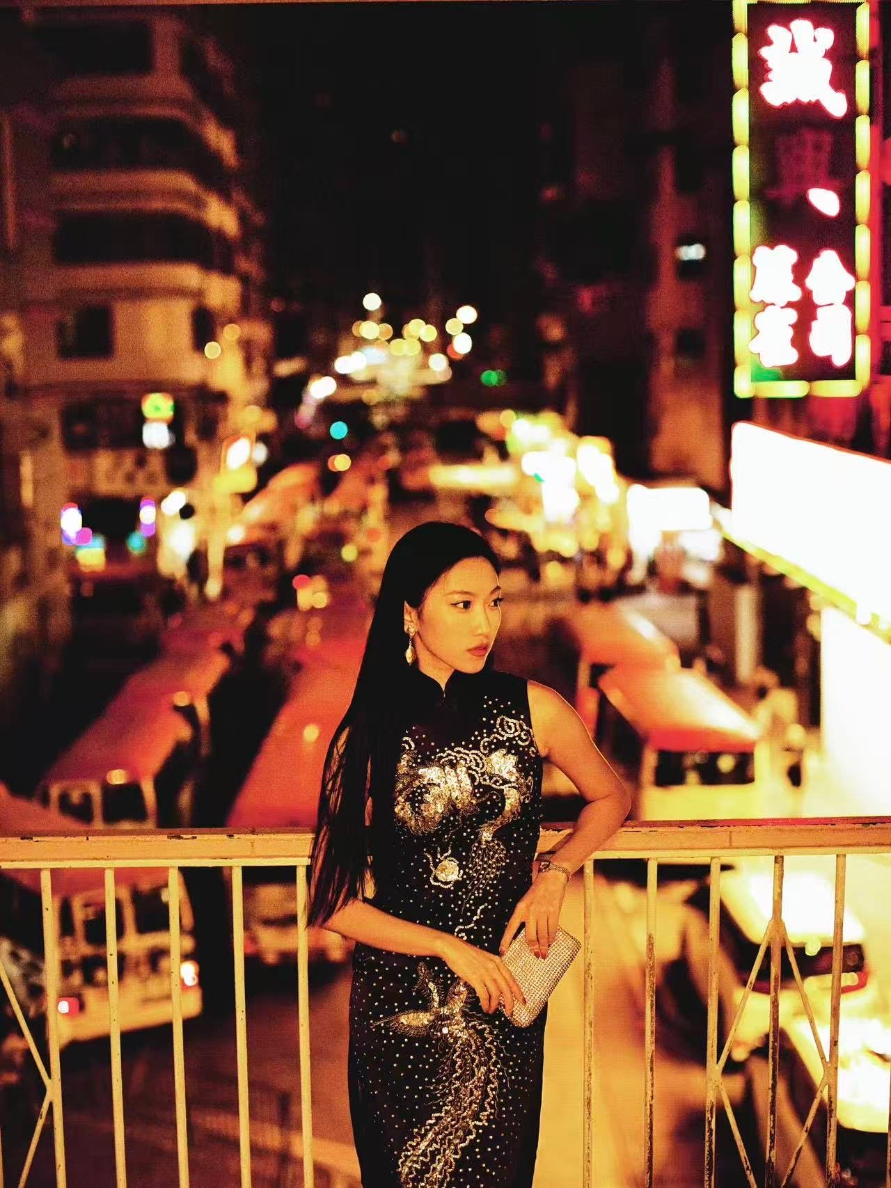 60年代 - 夜霓虹·黑缎银珠潮绣龙凤呈祥古董旗袍 | 1960s - Neon Night: Vintage Cheongsam in Black Satin with Silver Pearl Chao Embroidery of the Dragon & Phoenix