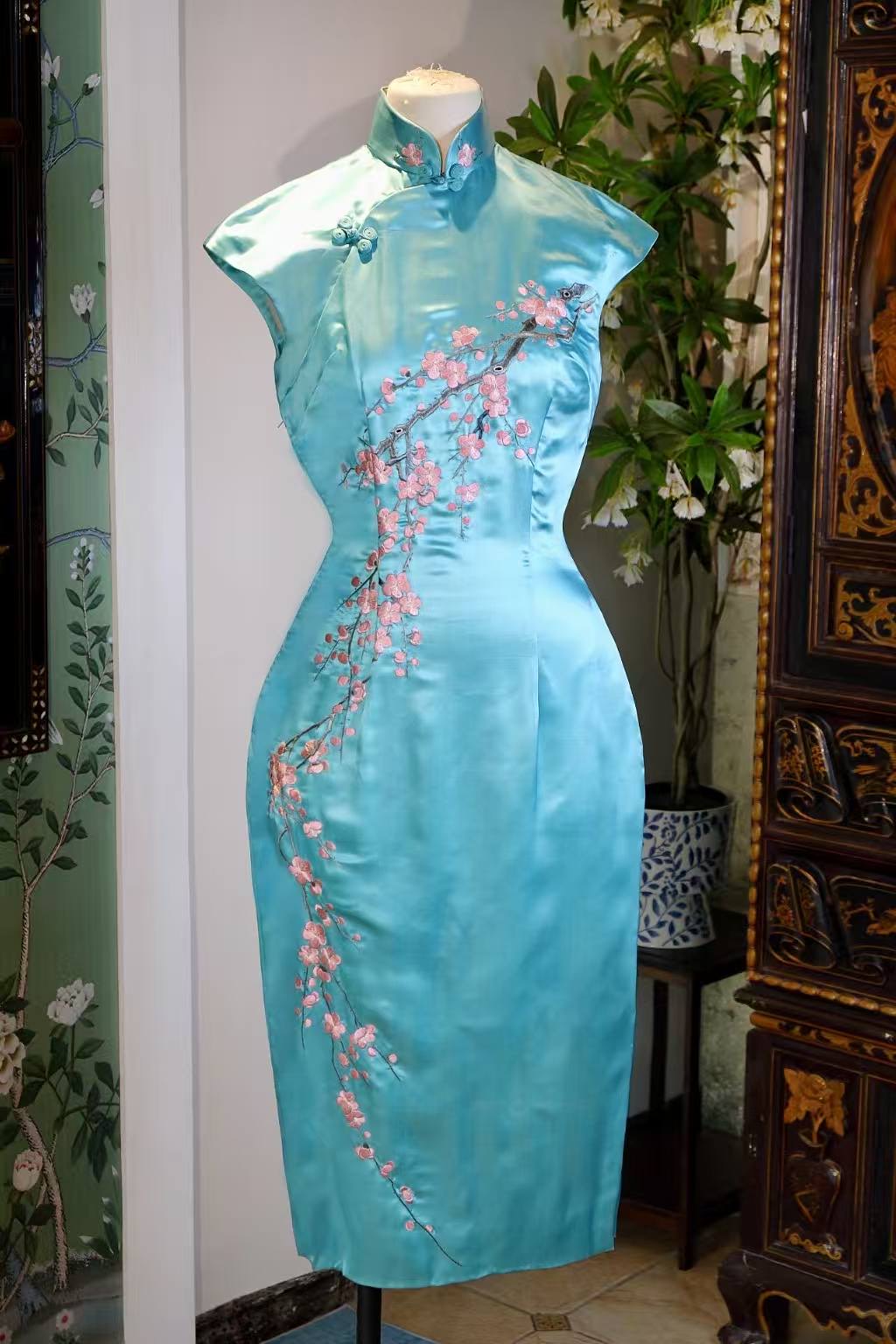 50年代 - 五十年代真丝素缎苏绣香港产古董旗袍 | 1950s - 1950s Hong Kong Antique Silk Satin Qipao with Suzhou Embroidery