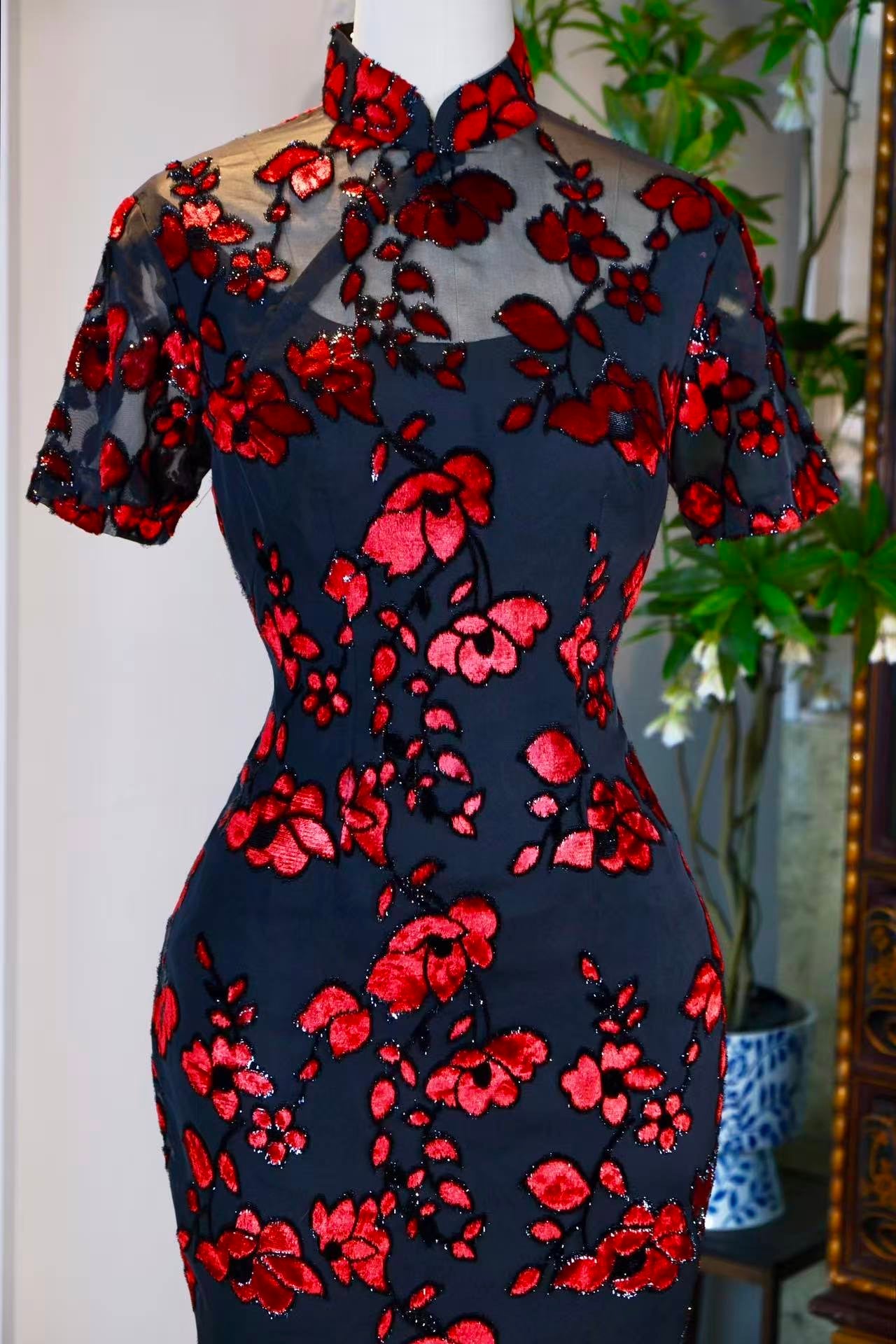 50年代 - 暗夜红莲·五十年代香港制黑金丝烧花丝绒镂空挖胸古董旗袍 | 1950s - Dark Night Red Lotus: A 1950s Hong Kong Vintage Burnout Velvet Cheongsam with Black Metallic Thread and Keyhole Cutout