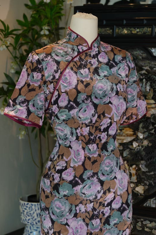 50年代：【迷雾玫瑰】复古水墨晕染花卉印花短袖修身中长款旗袍 | 1950s： 【Misty Rose】Retro Watercolor-Inspired Floral Print Short-Sleeve Slim-Fit Mid-Length Qipao