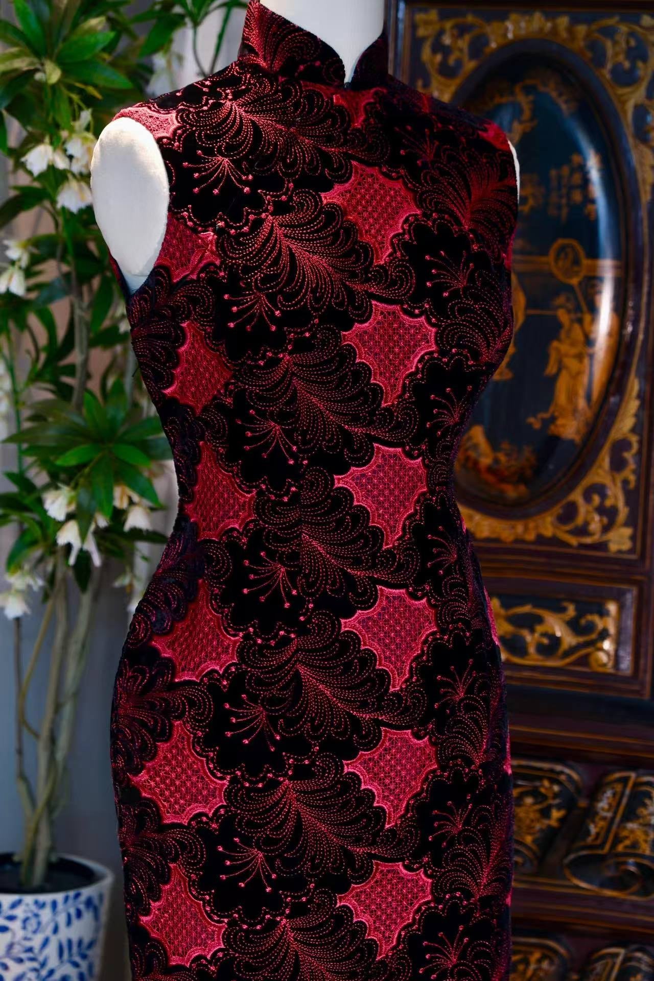 60年代 - 香港黑缎绒地海浪纹古董旗袍：ArtDeco东方转译的织绣孤本 | 1960s - A Vintage 1960s Hong Kong Cheongsam in Black Velvet with Scarlet Sea-Wave Embroidery