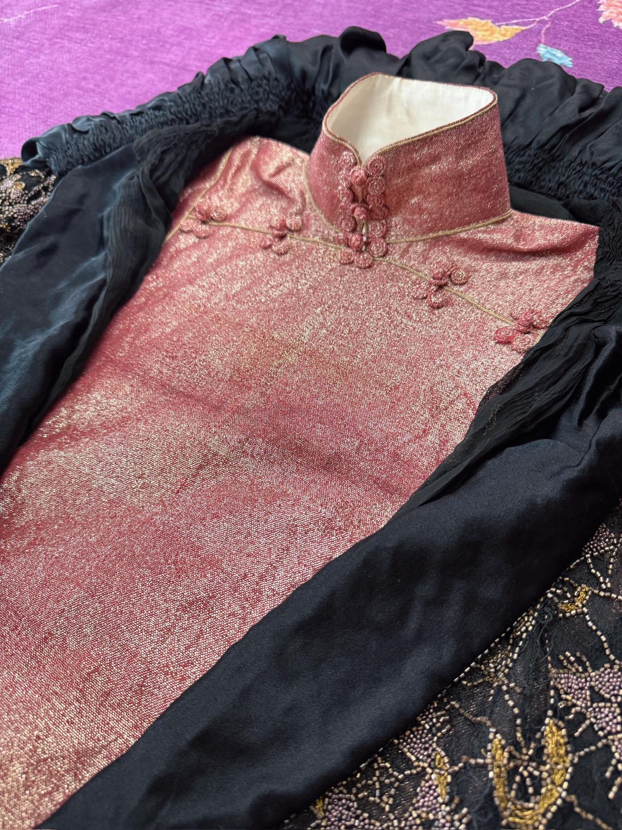 30年代 - 金缕玉衣：民国廿年金属织金双襟旗袍与云肩 | 1930s - The Jade Shroud and Golden Threads: A 1931 Custom Rose-Gold Woven Metallic Intermix Double-Placket Qipao and Elaborate Cloud Shoulder Ensemble