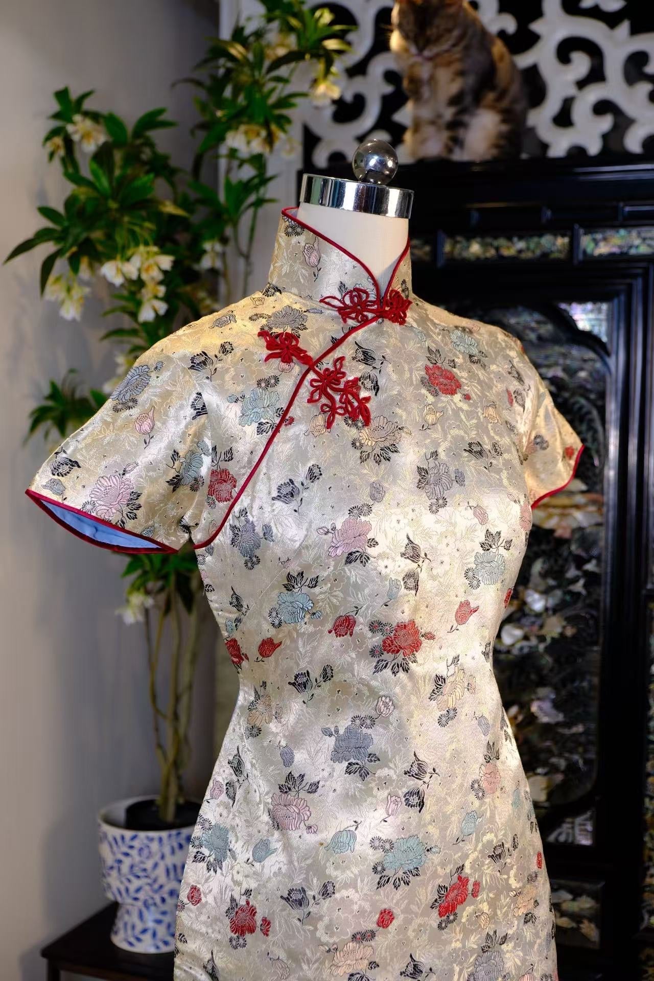 50年代 -【银台玉露】50年代高级感折枝菊花织锦缎 复古港式硬花盘扣旗袍 | 1950s - 【Silver Dew Chrysanthemum】Vintage 50s Luxurious Silk Brocade Qipao with Exquisite Floral Hard Frog Button