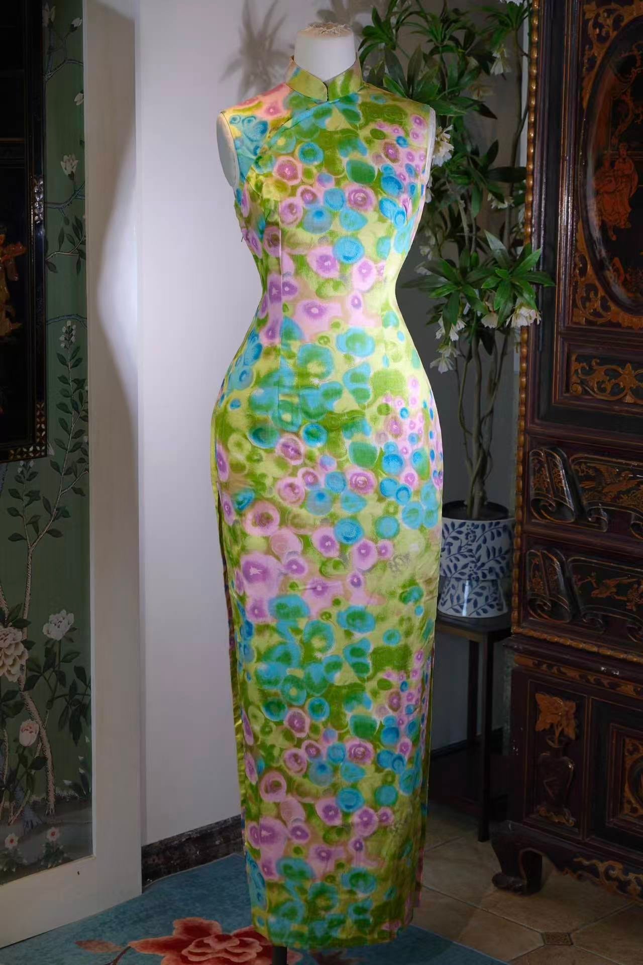 60年代 - 《六十年代的霓虹幻影》—— 上世纪六十年代香港产荧光绿撞色抽象印花古董旗袍 | 1960s - A Neon Vision of the Sixties: A 1960s Hong Kong-made Fluorescent Green Contrast Abstract Print Antique Qipao