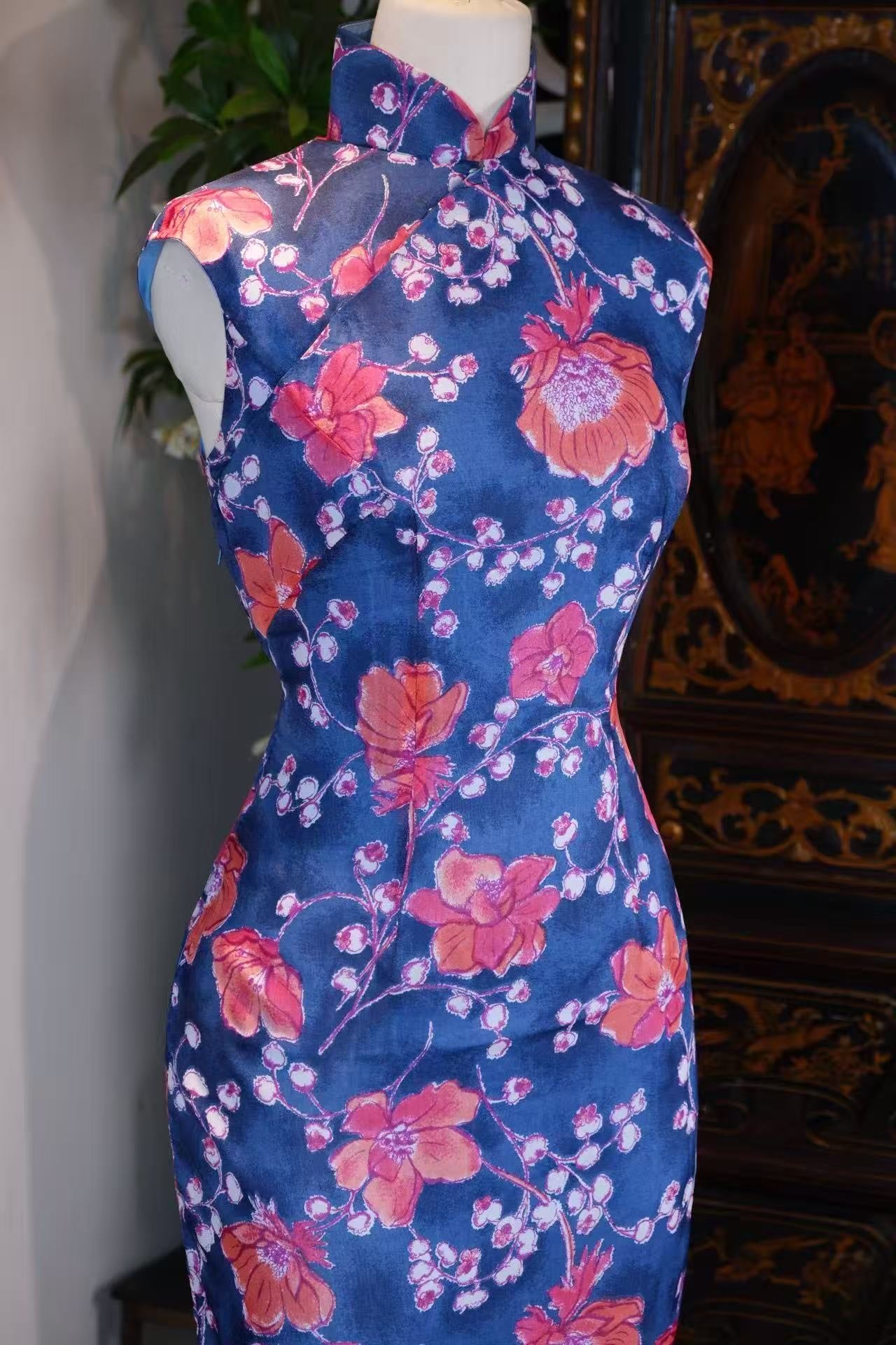 60年代 - 蕴蓝绯绯，六零芳华——香港制六十年代真丝印花旗袍 | 1960s - Flourishing Crimson on Profound Blue: 1960s Hong Kong Silk Printed Qipao