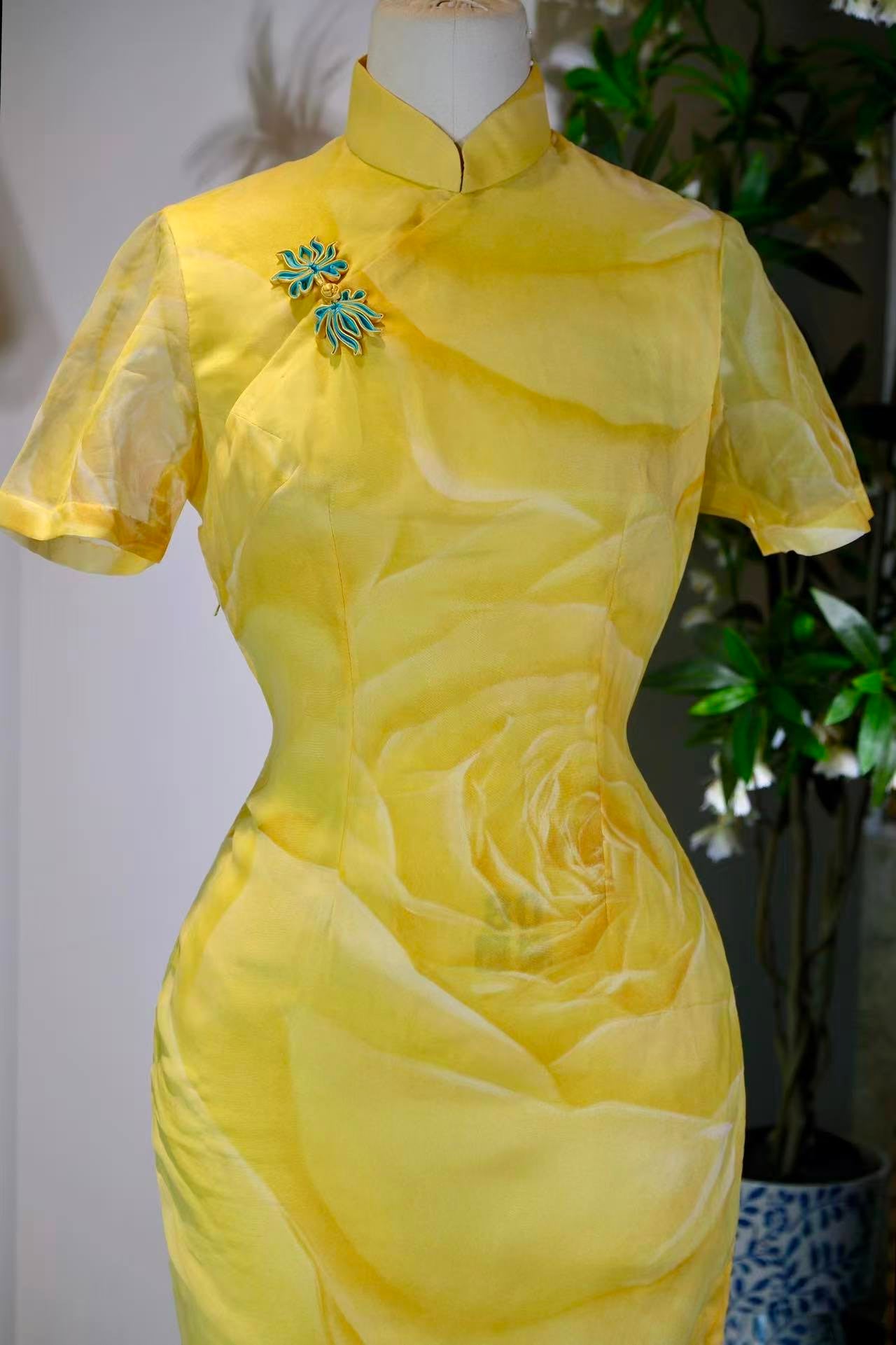60年代 - 黄玫瑰与薄纱：一件香港古董旗袍的海上花事 | 1960s - Yellow Roses and Chiffon: The "Flower on the Sea" Narrative of a Hong Kong Antique Qipao